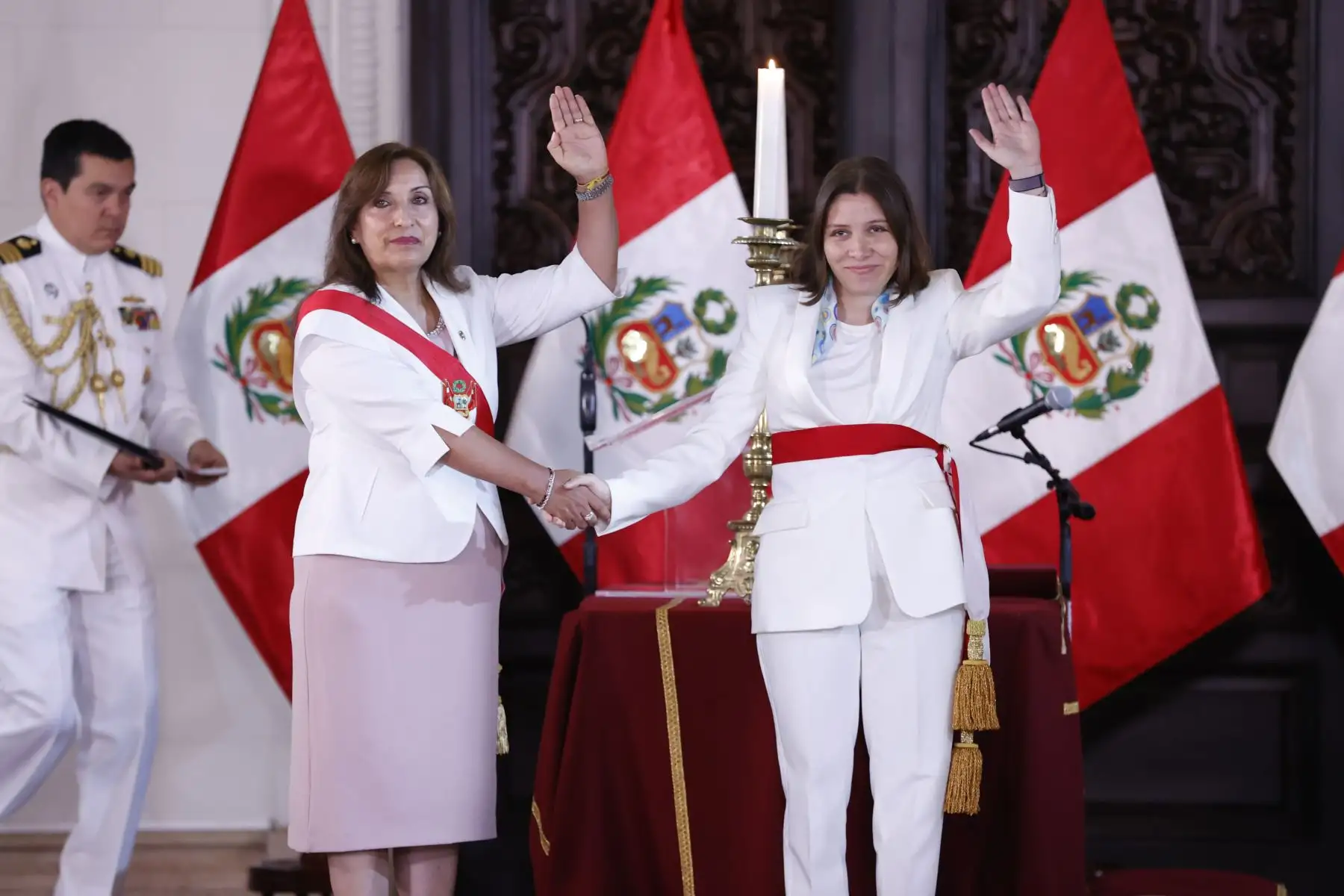 La presidenta de la República, Dina Boluarte, tomó juramento a Sandra Belaunde Arnillas a quien ratificó como ministra de la Producción, en ceremonia realizada esta mañana en Palacio de Gobierno.

Foto: ANDINA/Presidencia Perú