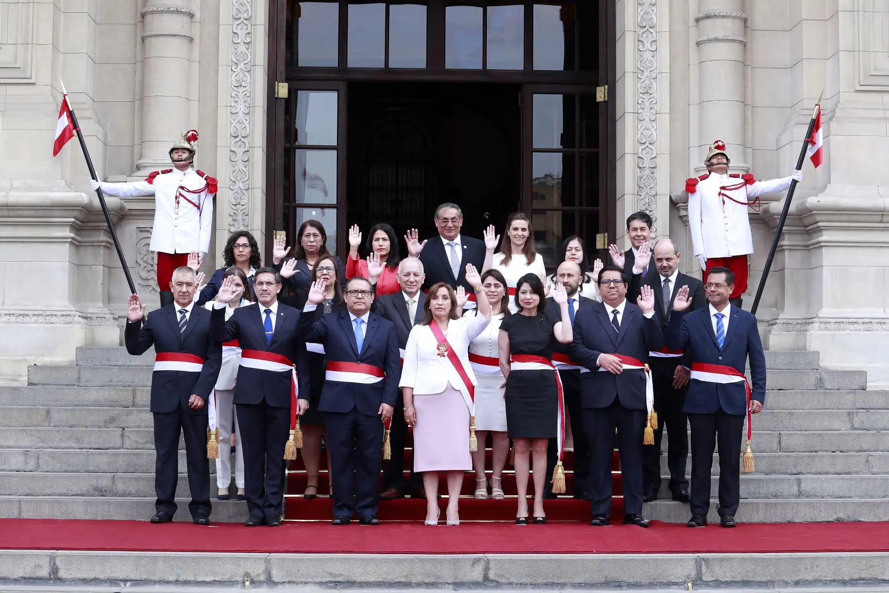 La presidenta Dina Boluarte tomó juramento como nuevo presidente del Consejo de Ministros a Alberto Otárola y junto con el a todo su gabinete. 

Foto: ANDINA/Presidencia Perú