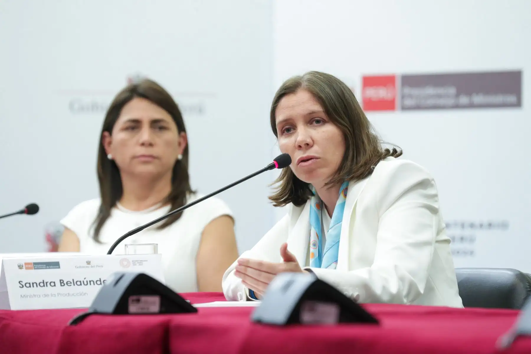 Intervención de l ministra de la producción, Sandra Belaunde Arnillas, durante la Primera conferencia de prensa que brinda el presidente del Consejo de Ministros, Alberto Otárola, en la sala del Acuerdo Nacional de la PCM.
Foto: ANDINA/PCM