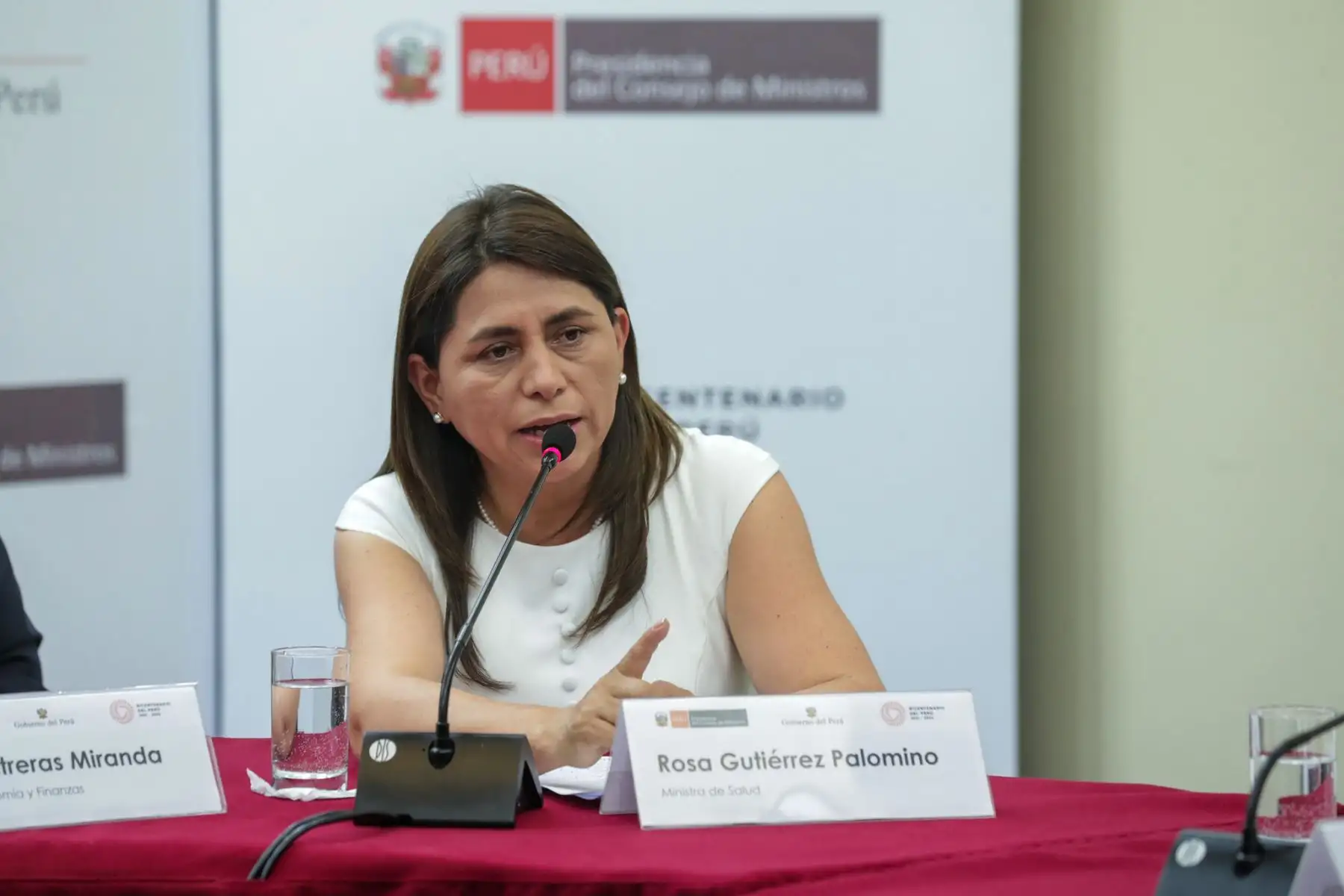 Intervención de l ministra de salud, Rosa Gutiérrez Palomino, durante la Primera conferencia de prensa que brinda el presidente del Consejo de Ministros, Alberto Otárola, en la sala del Acuerdo Nacional de la PCM.
Foto: ANDINA/PCM