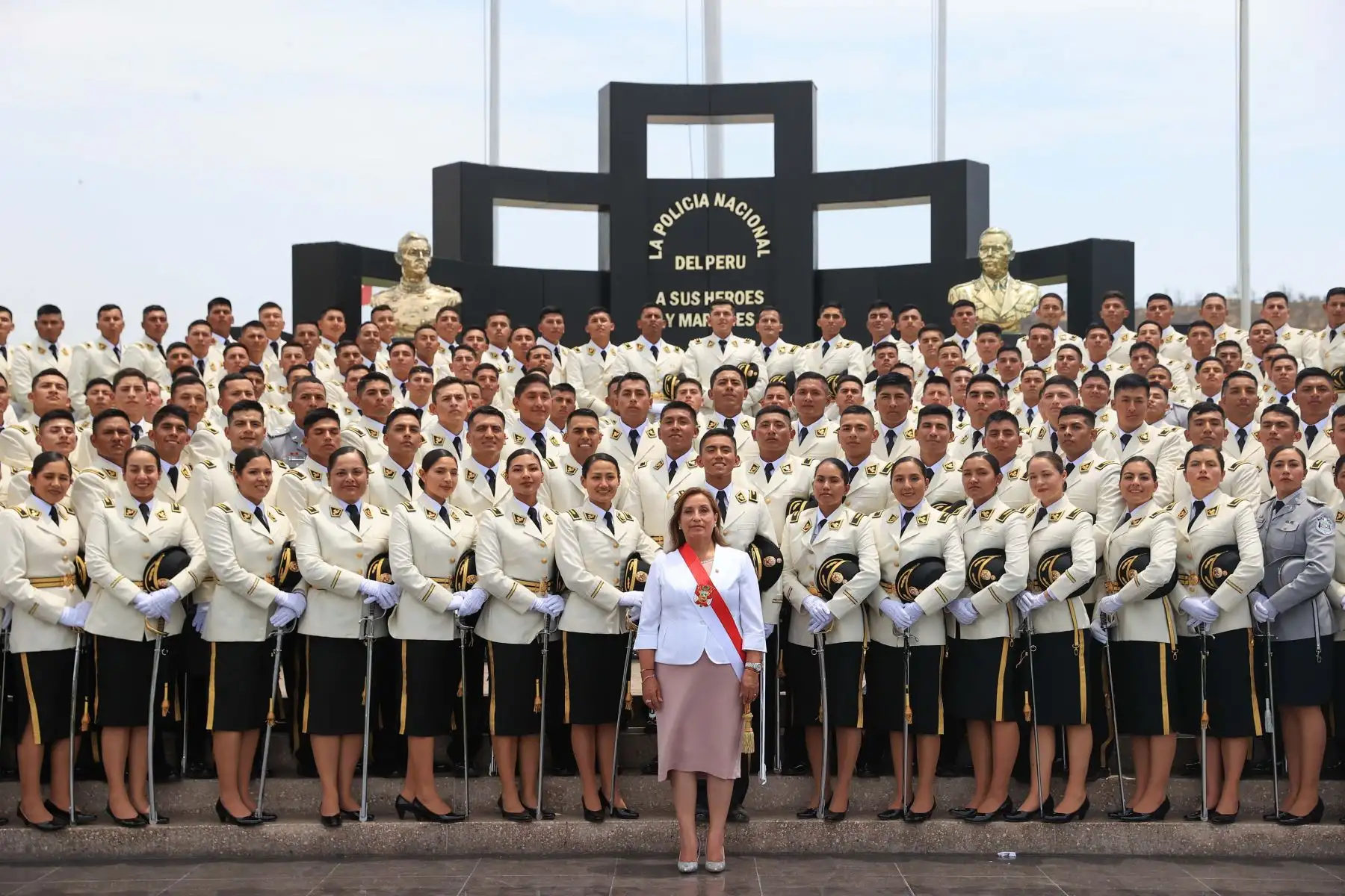 Jefa de Estado, Dina Boluarte, lidera ceremonia de clausura del año académico 2022 y graduación de la promoción “Capitán PNP Tom Dennis Pérez Cristóbal” de la Escuela Nacional de Formación Profesional Policial. Foto: ANDINA/Prensa Presidencia
