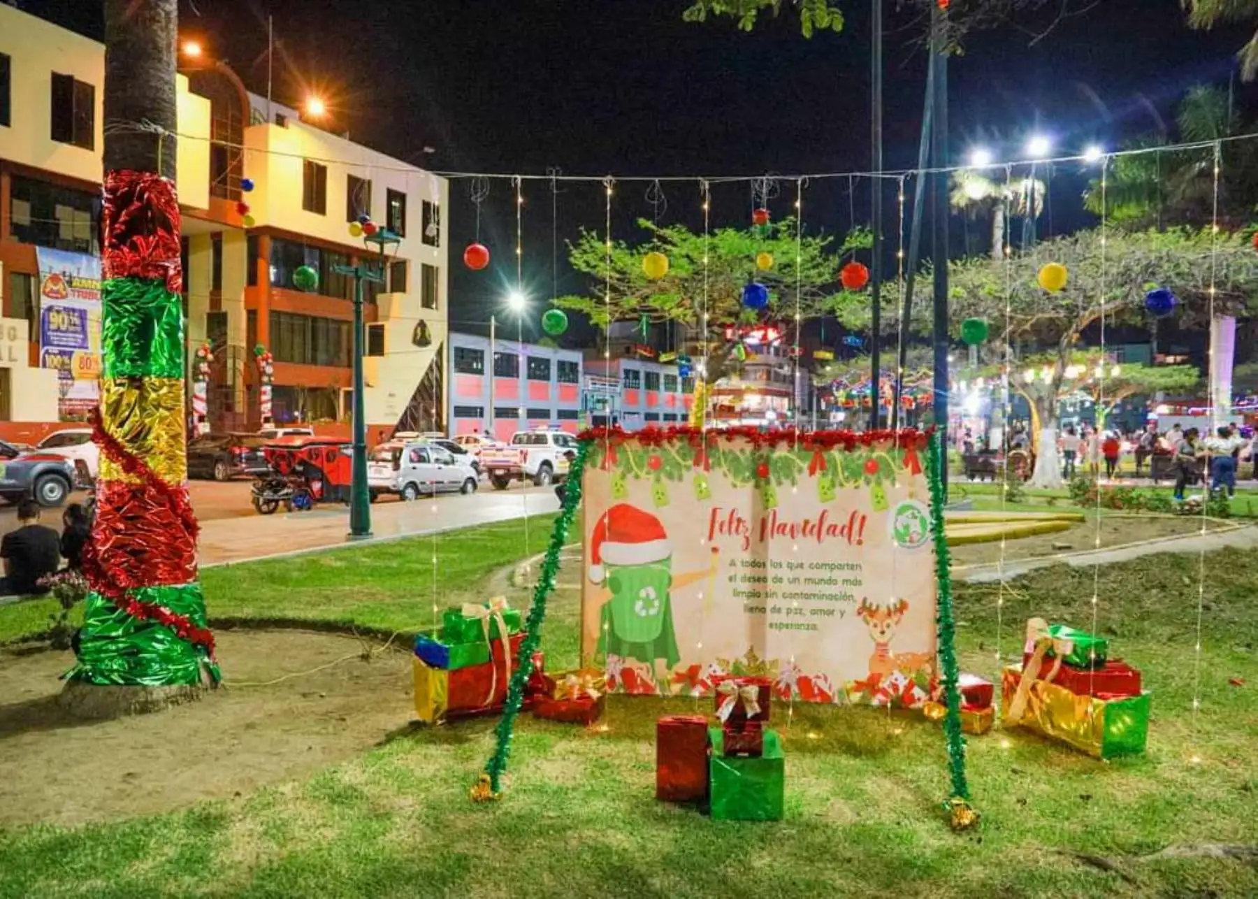 En la ciudad de Chimbote se aguarda la llegada de la Navidad y el espíritu de esta festividad se vive a pleno con el espectáculo de luces que se ha montado en la plaza de armas de la capital de la provincia ancashina del Santa. Foto: Difusión