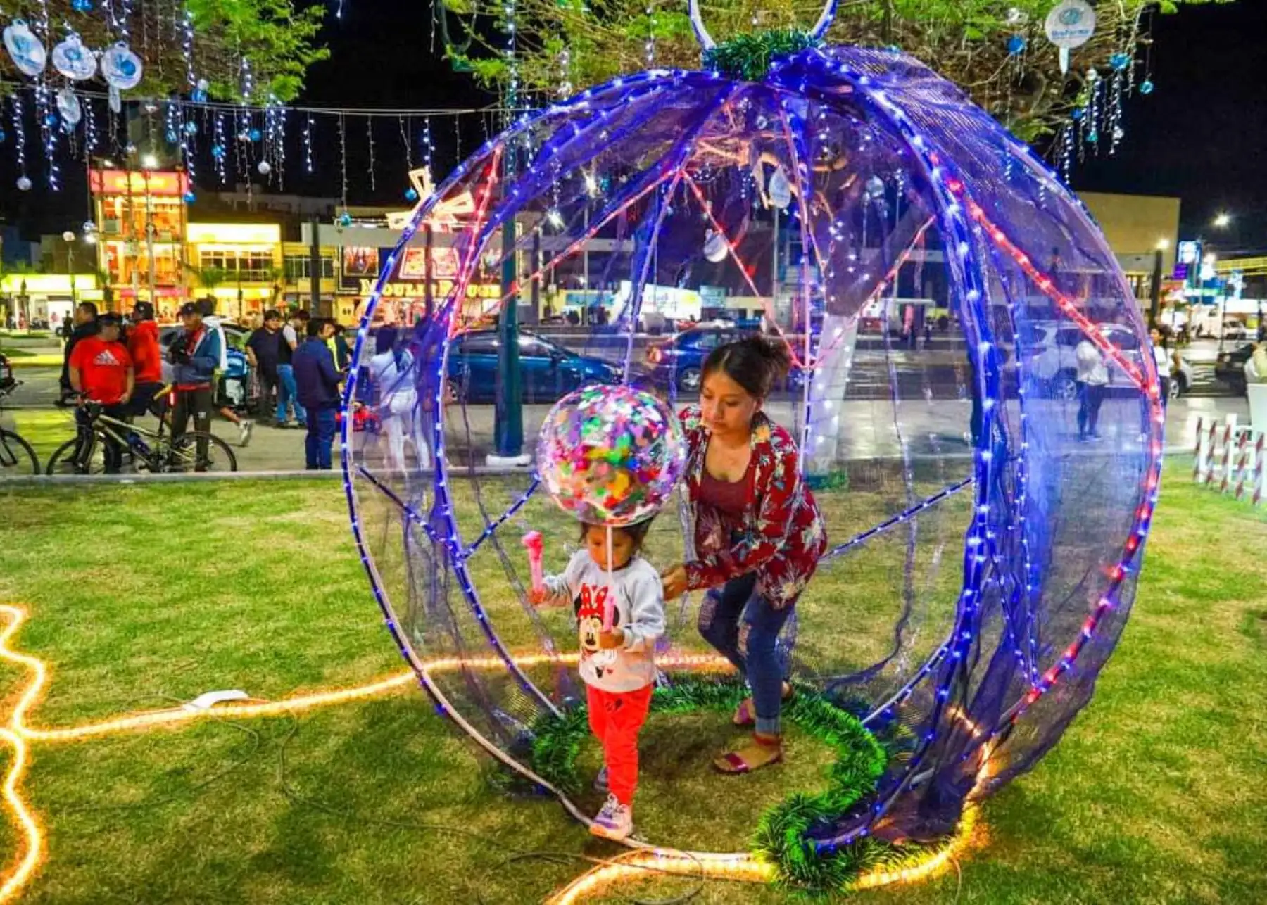 En la ciudad de Chimbote se aguarda la llegada de la Navidad y el espíritu de esta festividad se vive a pleno con el espectáculo de luces que se ha montado en la plaza de armas de la capital de la provincia ancashina del Santa. Foto: Difusión