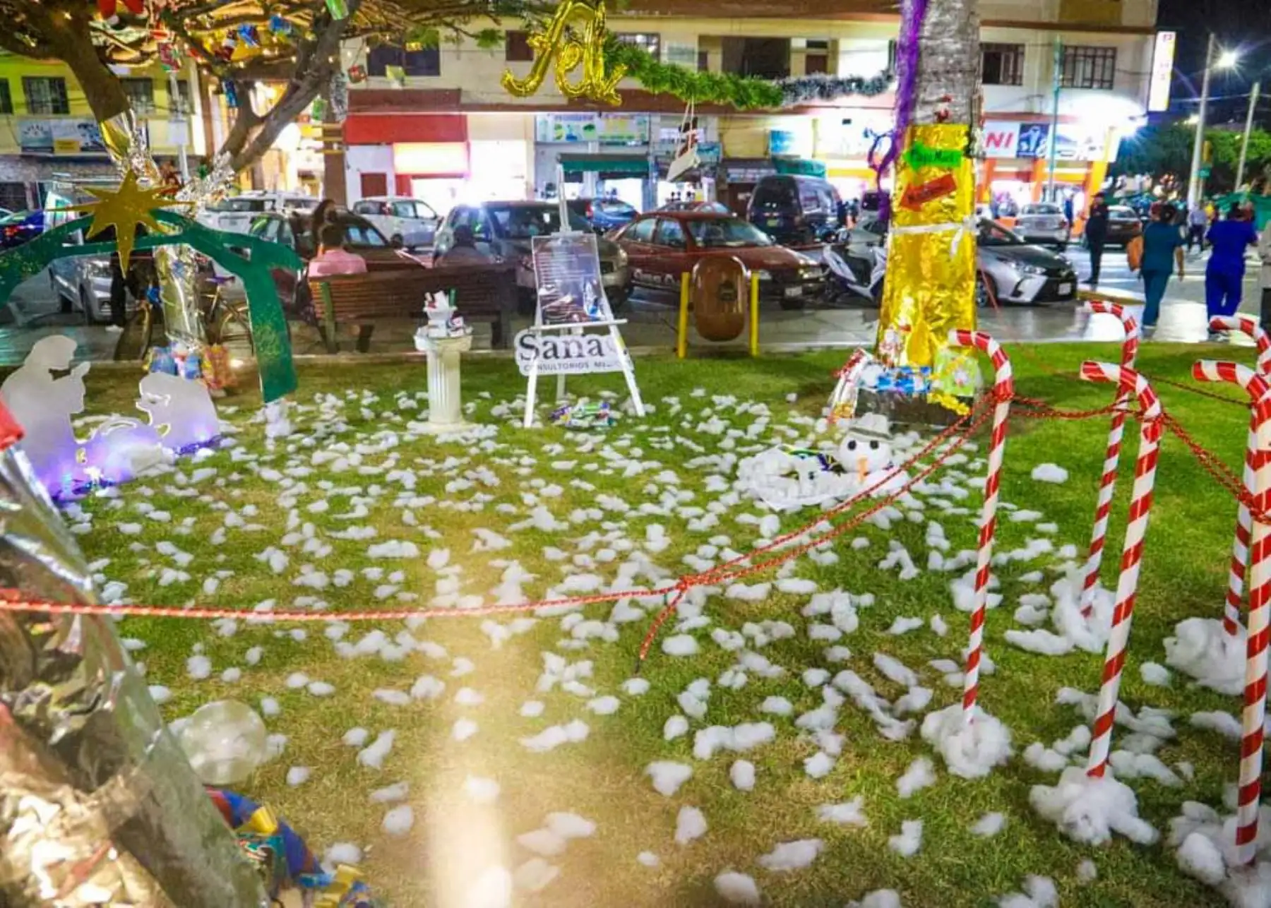 En la ciudad de Chimbote se aguarda la llegada de la Navidad y el espíritu de esta festividad se vive a pleno con el espectáculo de luces que se ha montado en la plaza de armas de la capital de la provincia ancashina del Santa. Foto: Difusión
