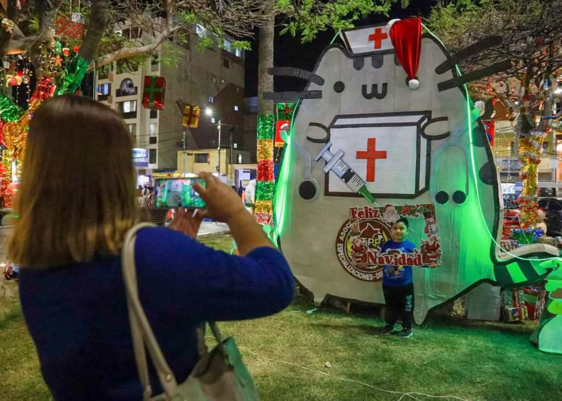 En la ciudad de Chimbote se aguarda la llegada de la Navidad y el espíritu de esta festividad se vive a pleno con el espectáculo de luces que se ha montado en la plaza de armas de la capital de la provincia ancashina del Santa. Foto: Difusión