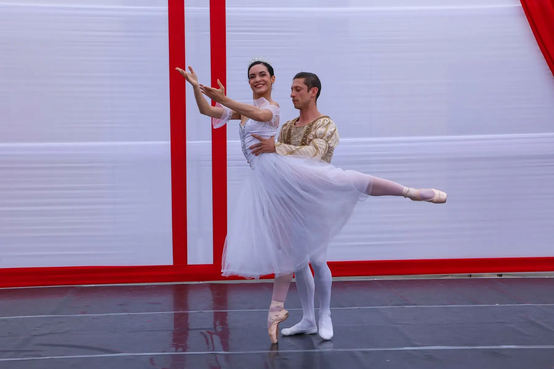 El Ballet Nacional del Perú, presentó el espectáculo “El Cascanueces”, en el penal Mujeres Chorrillos. La presentación se realizó en el marco del “Ciclo de los Elencos Nacionales en Establecimientos Penitenciarios: Segunda Llamada”, gracias al convenio entre el INPE y el Ministerio de Cultura, que tiene como objetivo la promoción y difusión de las manifestaciones artísticas que busca generar un espacio inclusivo, a través de la experiencia artística. Foto: INPE