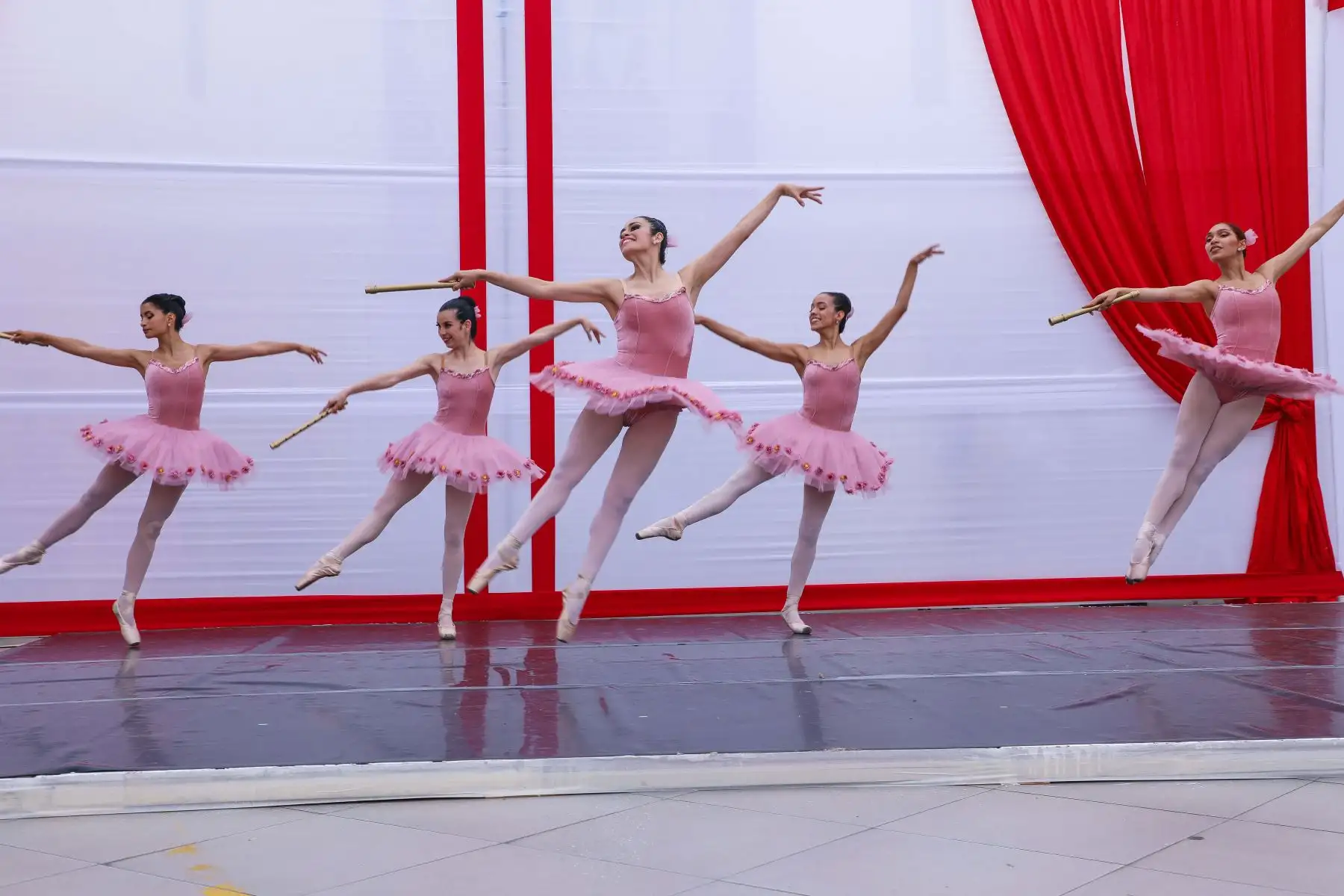 El Ballet Nacional del Perú, presentó el espectáculo “El Cascanueces”, en el penal Mujeres Chorrillos. La presentación se realizó en el marco del “Ciclo de los Elencos Nacionales en Establecimientos Penitenciarios: Segunda Llamada”, gracias al convenio entre el INPE y el Ministerio de Cultura, que tiene como objetivo la promoción y difusión de las manifestaciones artísticas que busca generar un espacio inclusivo, a través de la experiencia artística. Foto: INPE