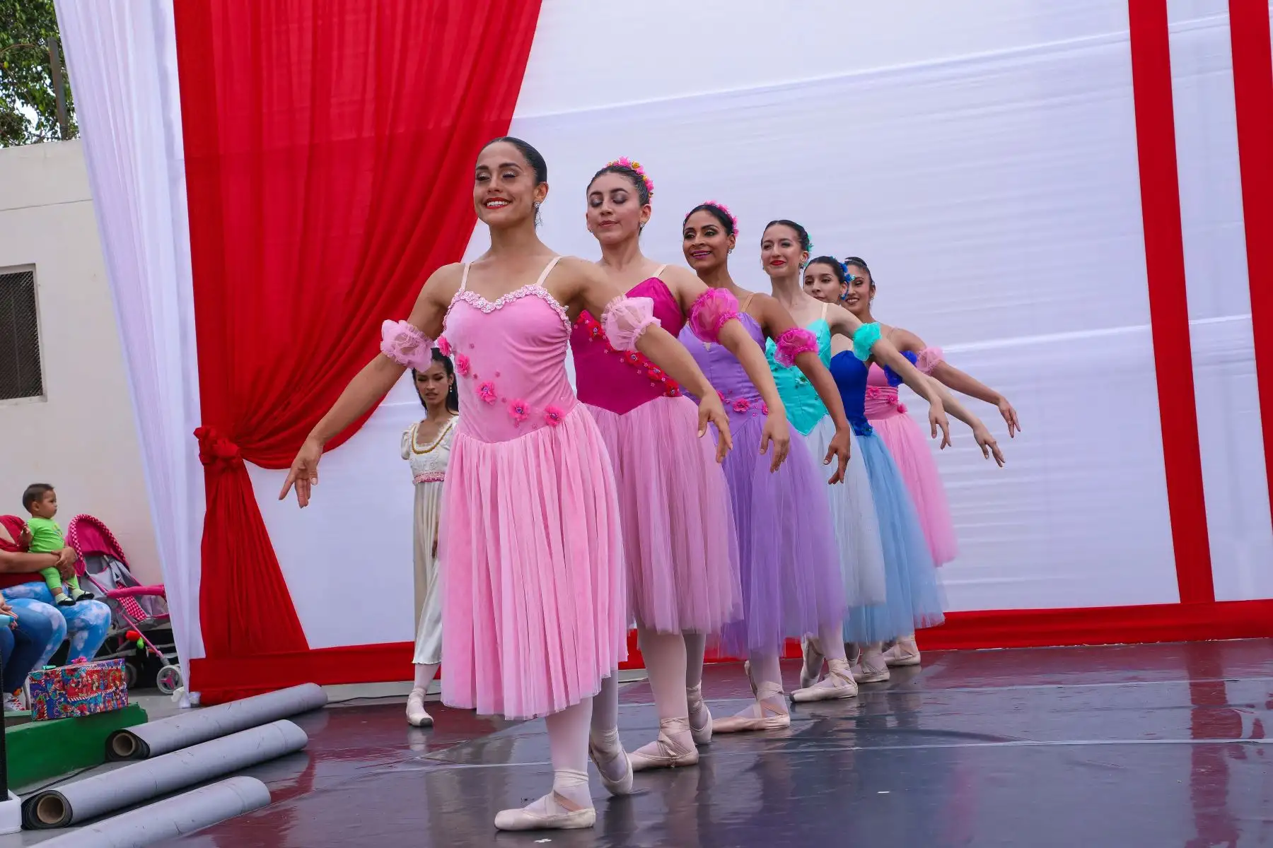 El Ballet Nacional del Perú, presentó el espectáculo “El Cascanueces”, en el penal Mujeres Chorrillos. La presentación se realizó en el marco del “Ciclo de los Elencos Nacionales en Establecimientos Penitenciarios: Segunda Llamada”, gracias al convenio entre el INPE y el Ministerio de Cultura, que tiene como objetivo la promoción y difusión de las manifestaciones artísticas que busca generar un espacio inclusivo, a través de la experiencia artística. Foto: INPE