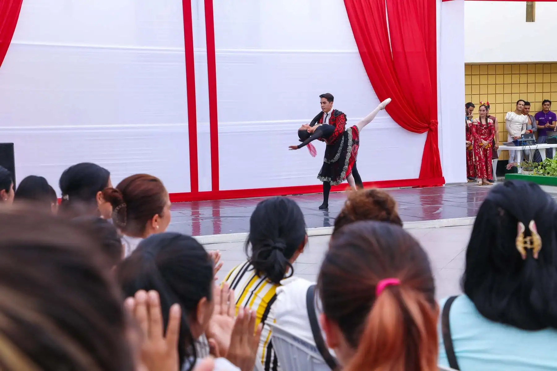 El Ballet Nacional del Perú, presentó el espectáculo “El Cascanueces”, en el penal Mujeres Chorrillos. La presentación se realizó en el marco del “Ciclo de los Elencos Nacionales en Establecimientos Penitenciarios: Segunda Llamada”, gracias al convenio entre el INPE y el Ministerio de Cultura, que tiene como objetivo la promoción y difusión de las manifestaciones artísticas que busca generar un espacio inclusivo, a través de la experiencia artística. Foto: INPE