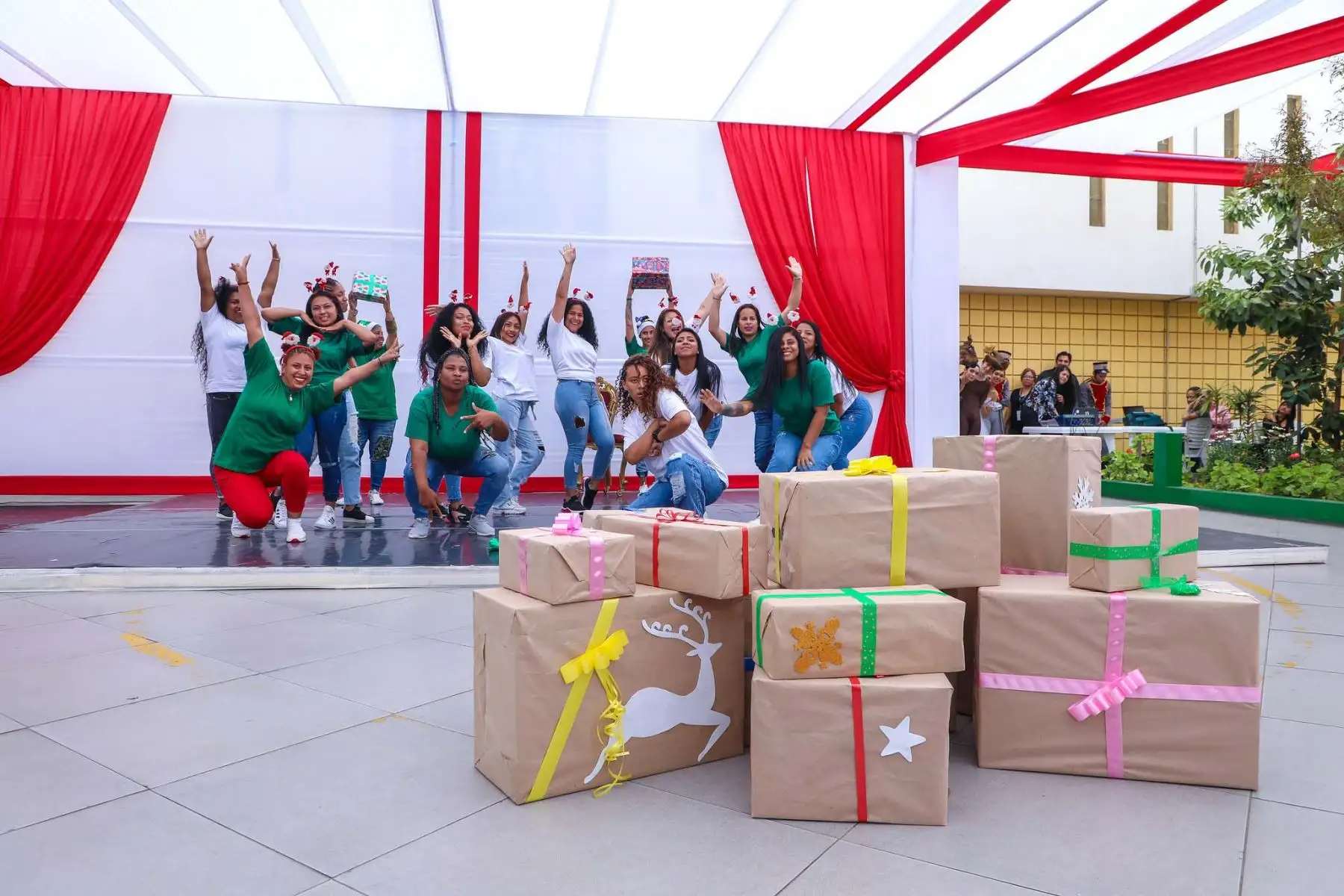 El Ballet Nacional del Perú, presentó el espectáculo “El Cascanueces”, en el penal Mujeres Chorrillos. La presentación se realizó en el marco del “Ciclo de los Elencos Nacionales en Establecimientos Penitenciarios: Segunda Llamada”, gracias al convenio entre el INPE y el Ministerio de Cultura, que tiene como objetivo la promoción y difusión de las manifestaciones artísticas que busca generar un espacio inclusivo, a través de la experiencia artística. Foto: INPE