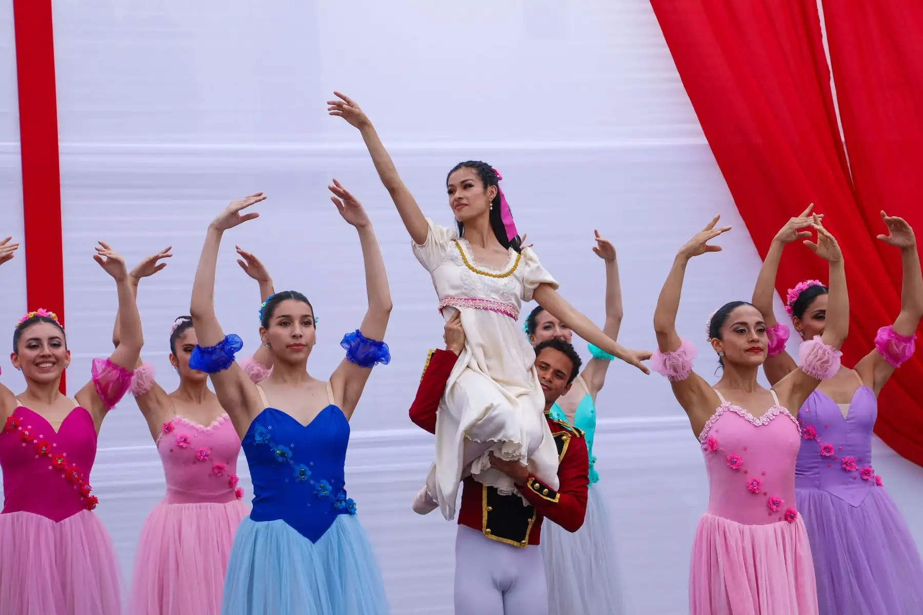 El Ballet Nacional del Perú, presentó el espectáculo “El Cascanueces”, en el penal Mujeres Chorrillos. La presentación se realizó en el marco del “Ciclo de los Elencos Nacionales en Establecimientos Penitenciarios: Segunda Llamada”, gracias al convenio entre el INPE y el Ministerio de Cultura, que tiene como objetivo la promoción y difusión de las manifestaciones artísticas que busca generar un espacio inclusivo, a través de la experiencia artística. Foto: INPE
