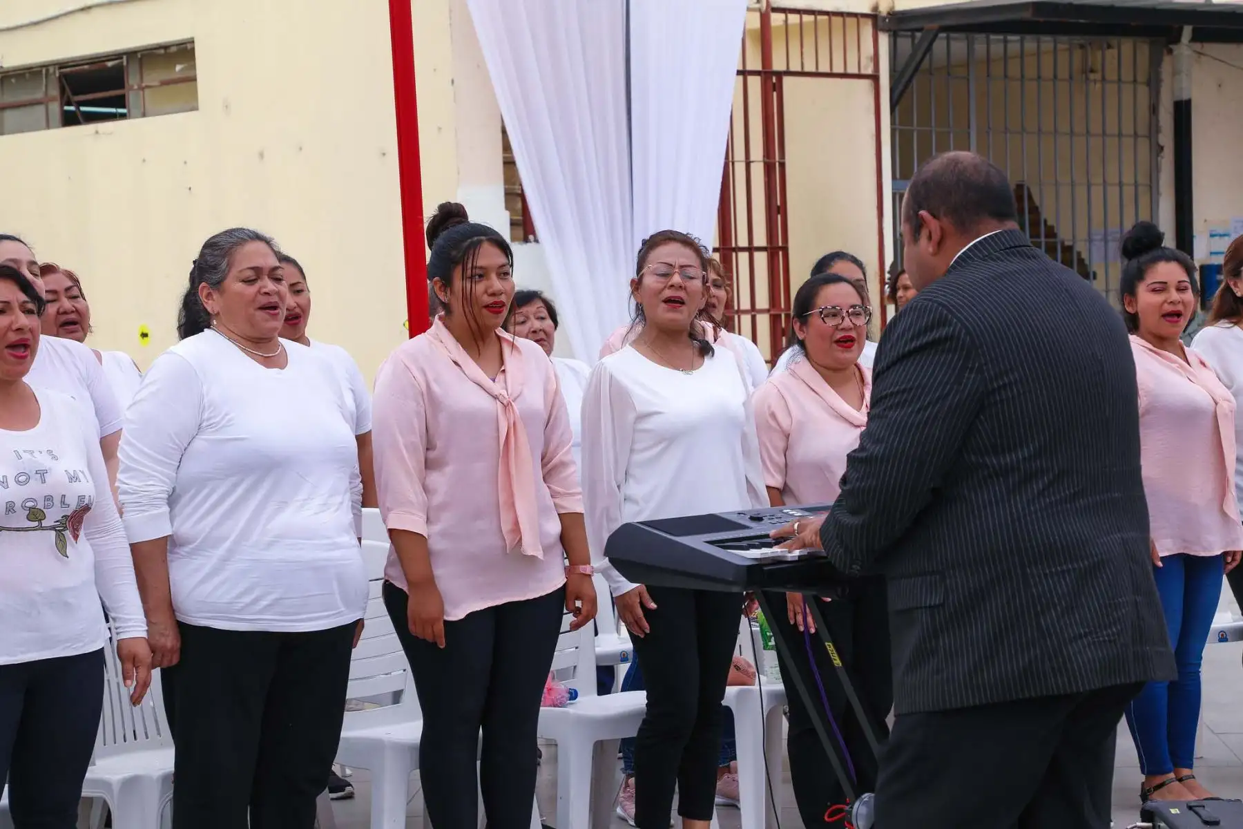 El Ballet Nacional del Perú, presentó el espectáculo “El Cascanueces”, en el penal Mujeres Chorrillos. La presentación se realizó en el marco del “Ciclo de los Elencos Nacionales en Establecimientos Penitenciarios: Segunda Llamada”, gracias al convenio entre el INPE y el Ministerio de Cultura, que tiene como objetivo la promoción y difusión de las manifestaciones artísticas que busca generar un espacio inclusivo, a través de la experiencia artística. Foto: INPE