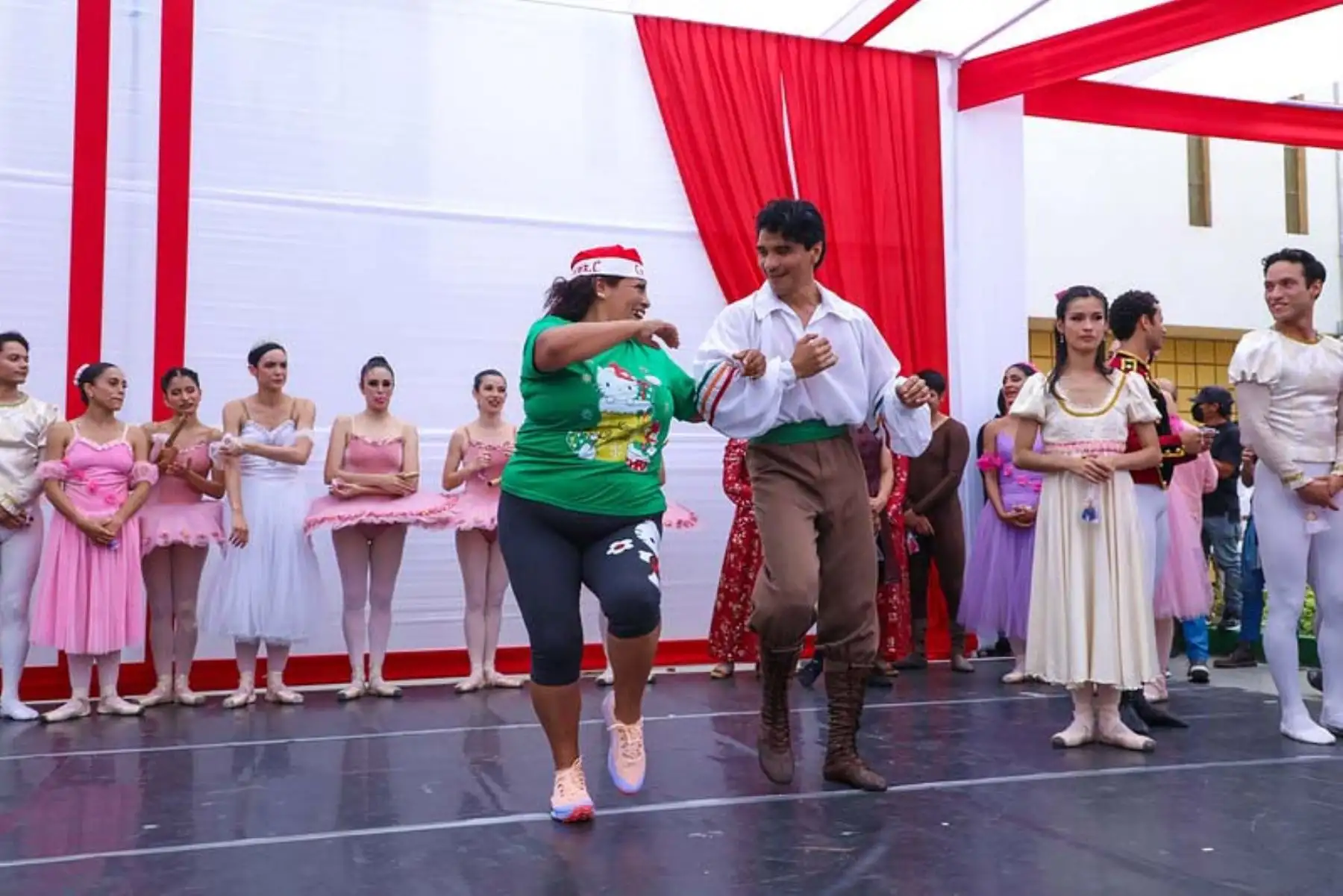 El Ballet Nacional del Perú, presentó el espectáculo “El Cascanueces”, en el penal Mujeres Chorrillos. La presentación se realizó en el marco del “Ciclo de los Elencos Nacionales en Establecimientos Penitenciarios: Segunda Llamada”, gracias al convenio entre el INPE y el Ministerio de Cultura, que tiene como objetivo la promoción y difusión de las manifestaciones artísticas que busca generar un espacio inclusivo, a través de la experiencia artística. Foto: INPE