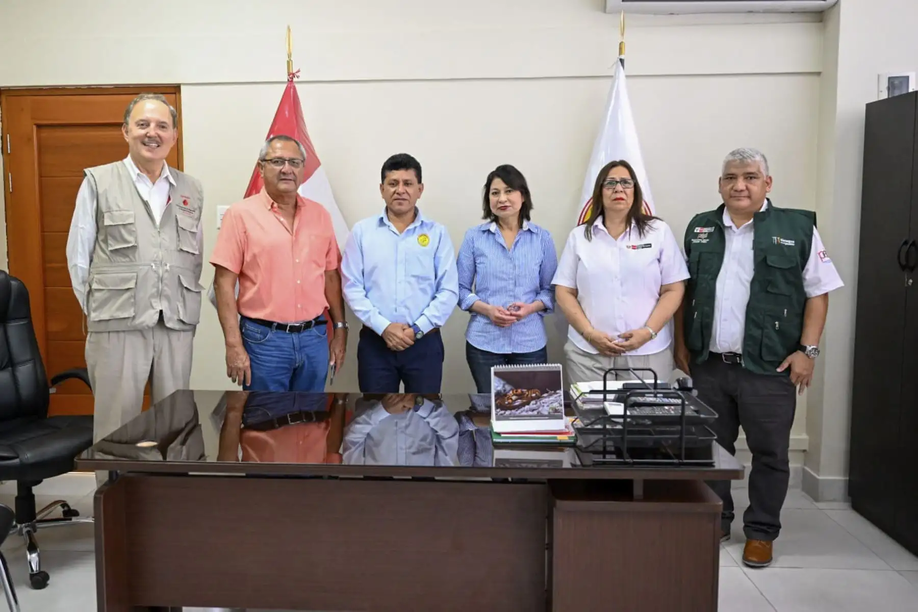 La Canciller Ana Cecilia Gervasi, junto a ministra Nelly Paredes del ministerio de desarrollo agrario y riego se reúnen con el Gobernador Regional de Tumbes, José Antonio Alemán, y el Gobernador Regional electo, Segismundo Cruces, como antesala a la instalación de la mesa de diálogo en esta ciudad.
Foto: ANDINA/Cancillería
