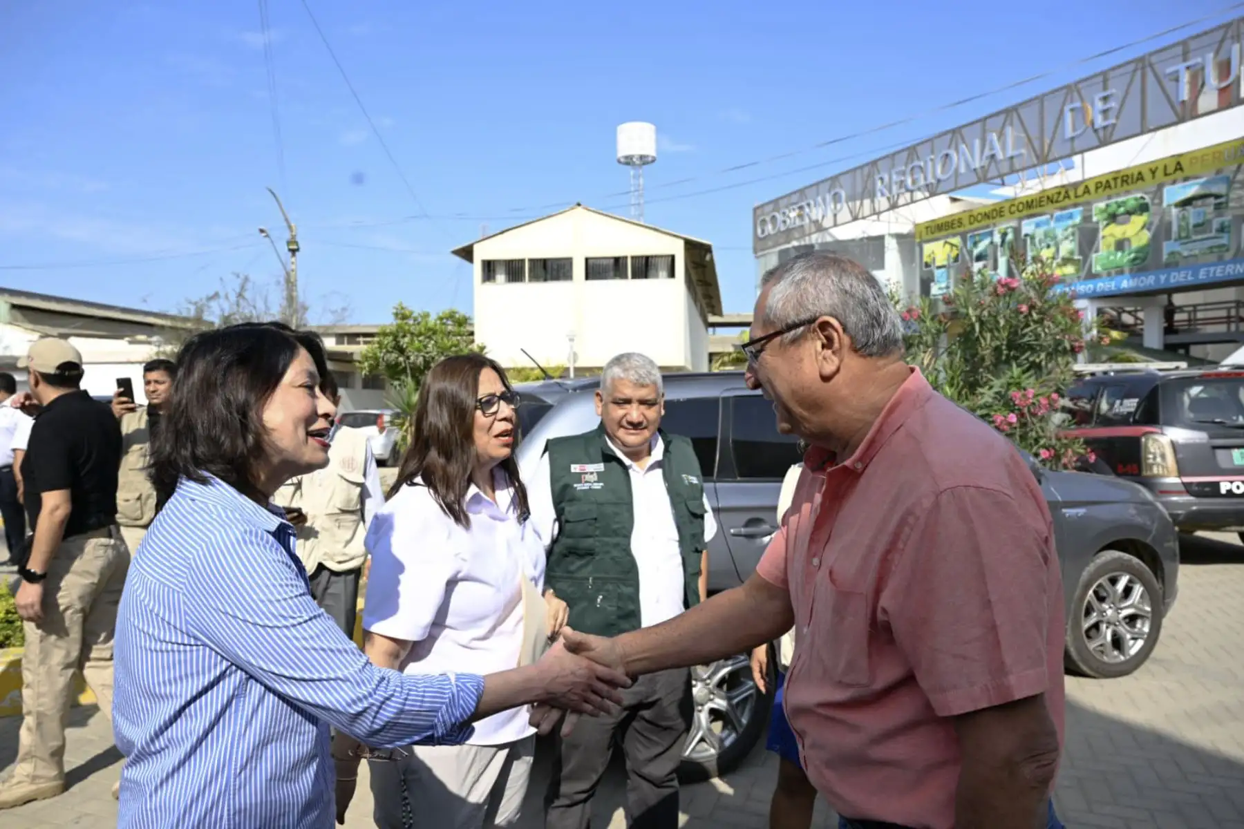 La Canciller Ana Cecilia Gervasi, junto a ministra Nelly Paredes del ministerio de desarrollo agrario y riego se reúnen con el Gobernador Regional de Tumbes, José Antonio Alemán, y el Gobernador Regional electo, Segismundo Cruces, como antesala a la instalación de la mesa de diálogo en esta ciudad.
Foto: ANDINA/Cancillería