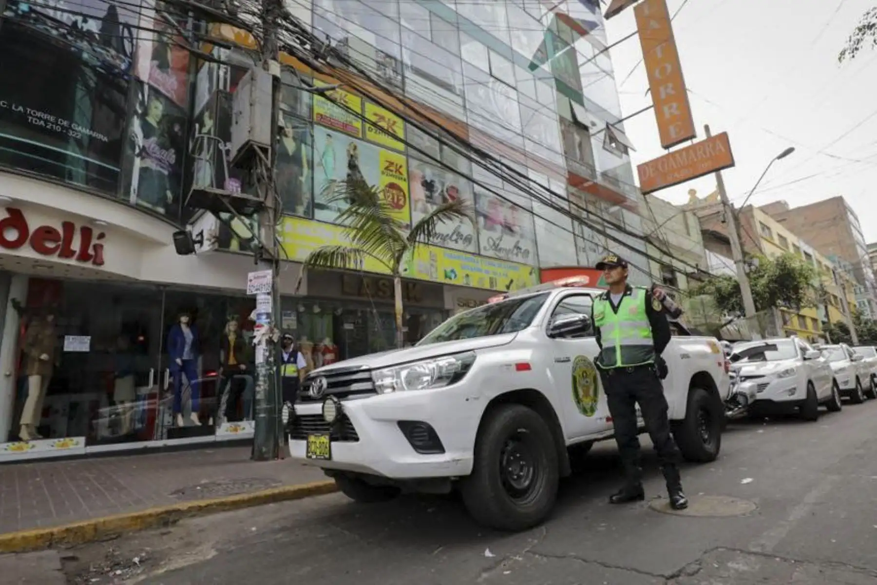 La ministra de la Producción, Sandra Belaunde, junto al viceministro de seguridad pública del ministerio del interior, Fidel Pintado, supervisa las medidas implementadas para garantizar la seguridad de las MYPE del emporio comercial y ciudadanos durante la campaña navideña.
Foto: ANDINA/PRODUCE