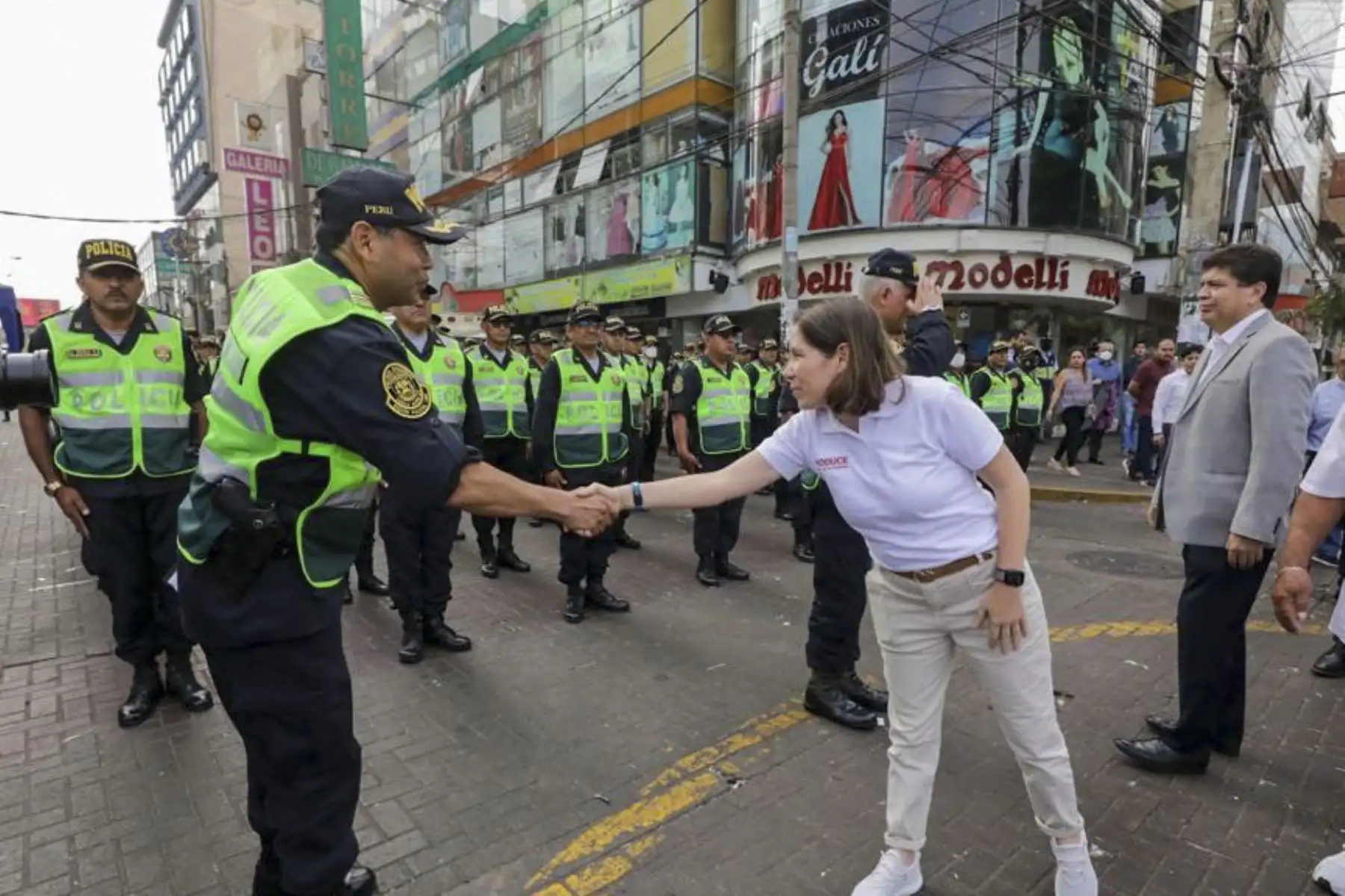 La ministra de la Producción, Sandra Belaunde, junto al viceministro de seguridad pública del ministerio del interior, Fidel Pintado, supervisa las medidas implementadas para garantizar la seguridad de las MYPE del emporio comercial y ciudadanos durante la campaña navideña.
Foto: ANDINA/PRODUCE