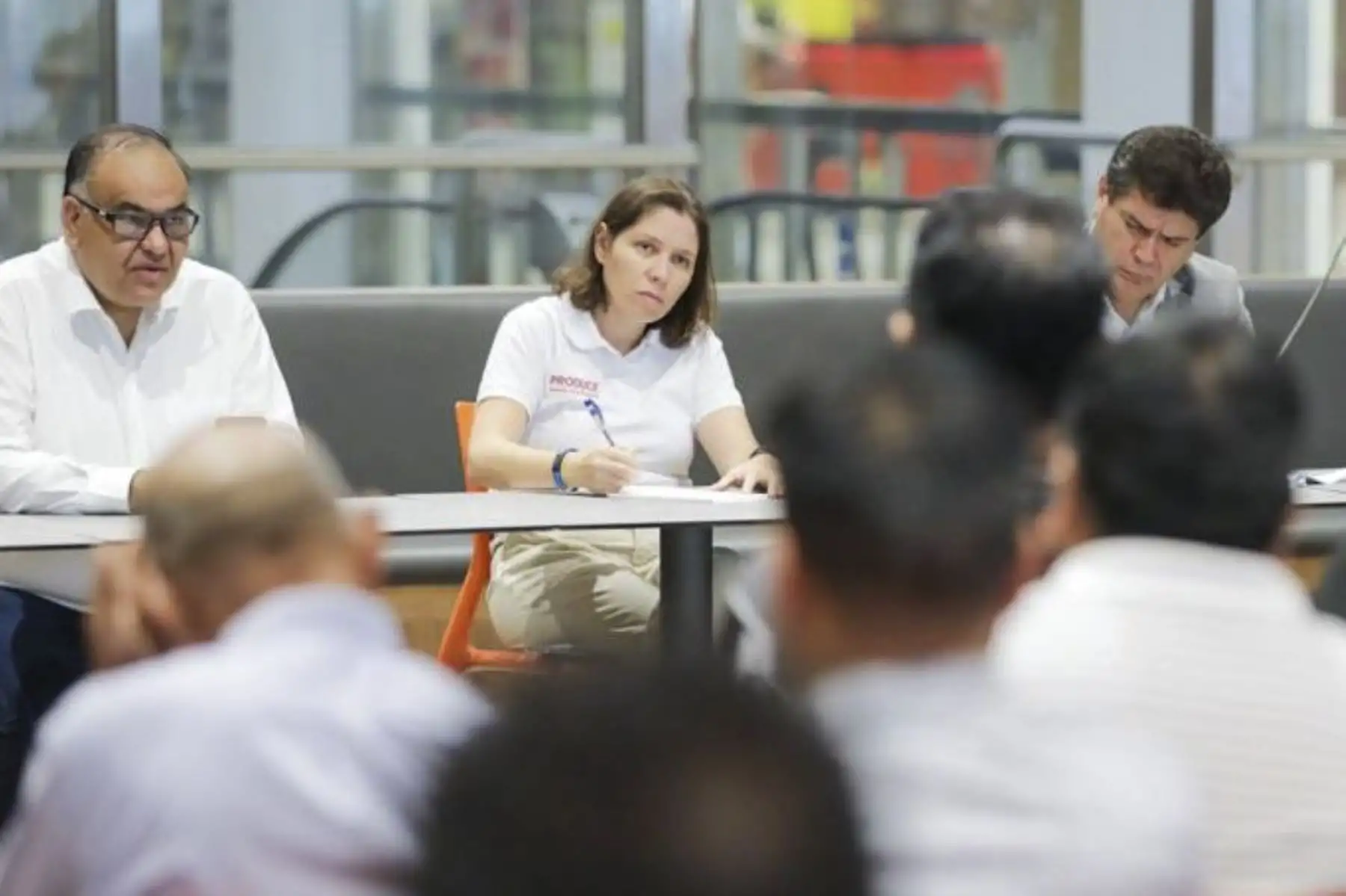 Luego de supervisar las medidas de seguridad en Gamarra, la ministra Belaunde se reúne con representantes de los gremios del sector textil y confecciones del emporio comercial, a fin de escuchar su problemática y encontrar soluciones para el desarrollo de este sector económico.
Foto: ANDINA/PRODUCE