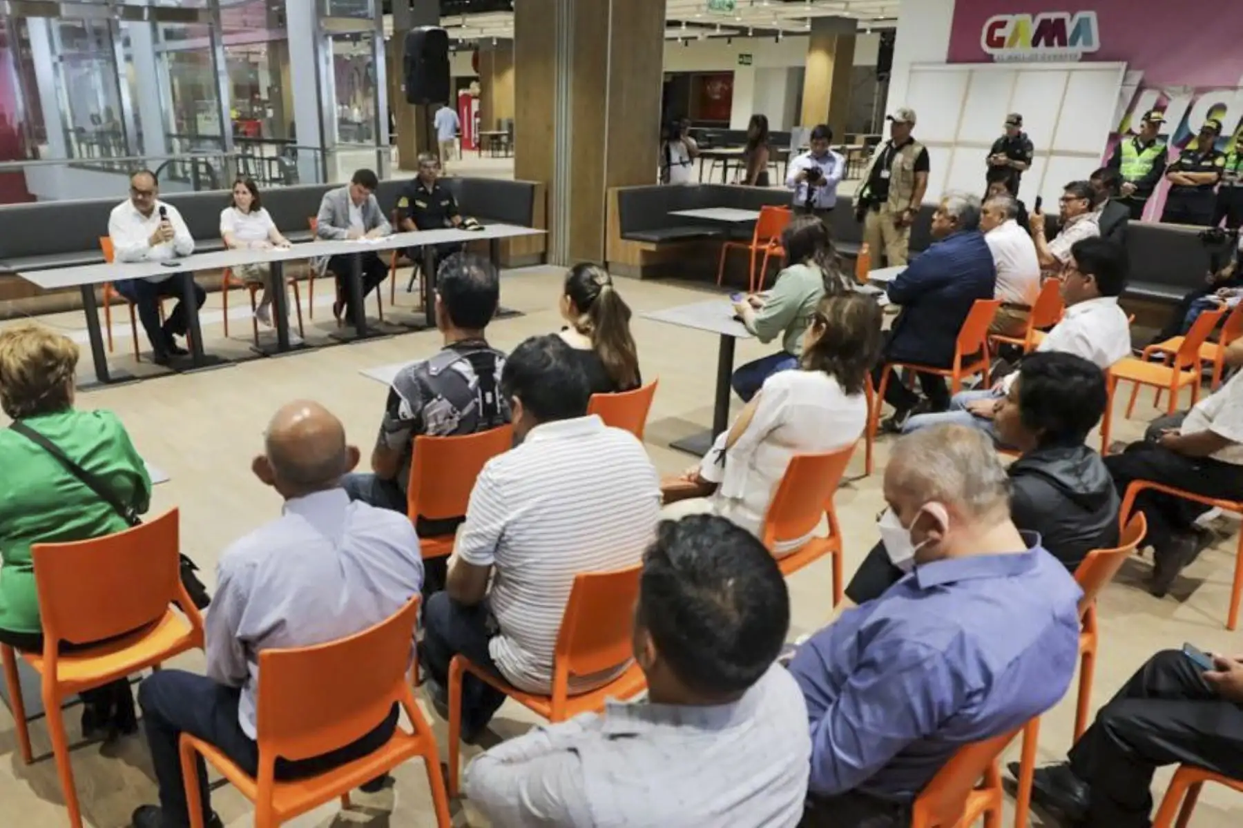 Luego de supervisar las medidas de seguridad en Gamarra, la ministra Belaunde se reúne con representantes de los gremios del sector textil y confecciones del emporio comercial, a fin de escuchar su problemática y encontrar soluciones para el desarrollo de este sector económico.
Foto: ANDINA/PRODUCE