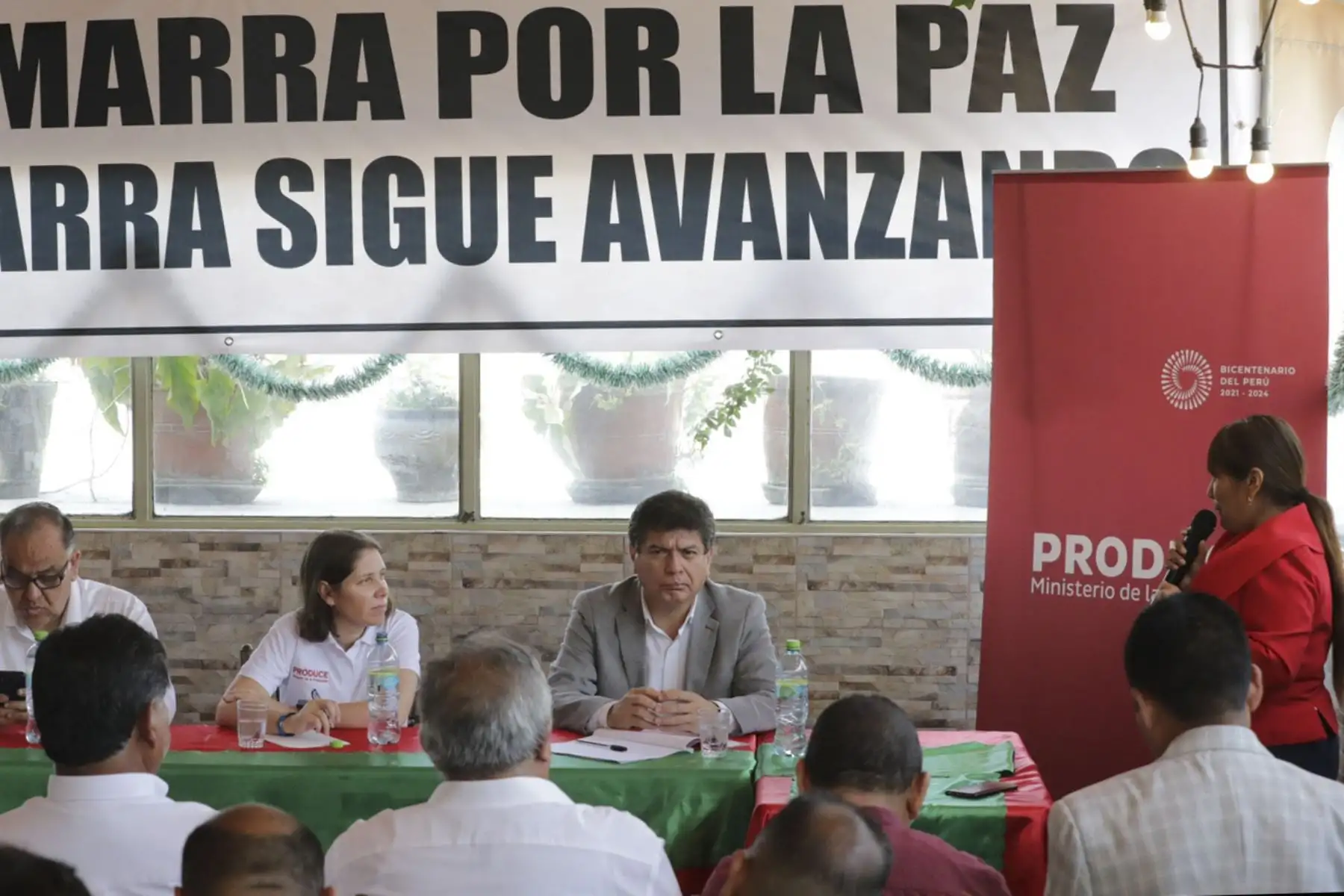 Luego de supervisar las medidas de seguridad en Gamarra, la ministra Belaunde se reúne con representantes de los gremios del sector textil y confecciones del emporio comercial, a fin de escuchar su problemática y encontrar soluciones para el desarrollo de este sector económico.
Foto: ANDINA/PRODUCE