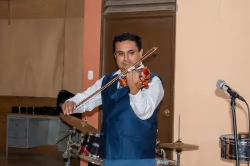 Conoce a Luis Sandoval, el joven autista piurano que se convirtió en un destacado músico gracias a su esfuerzo. ANDINA/Difusión