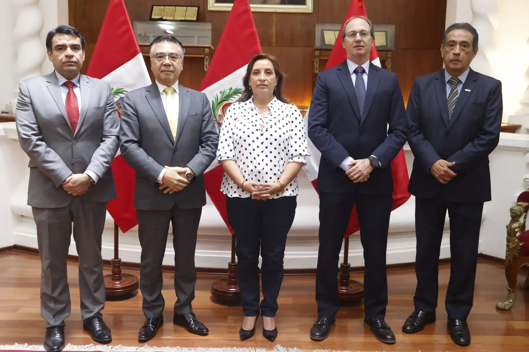 La presidenta Dina Boluarte sostuvo hoy una reunión con representantes de la Sociedad Nacional de Industrias (SNI), con quienes dialogó sobre la importancia de un pacto social para impulsar el desarrollo del país.El encuentro se llevó a cabo en Palacio de Gobierno, donde la mandataria recibió a la delegación visitante liderada por su titular, Jesús Salazar Nishi.
Foto:ANDINA/Presidencia Perú