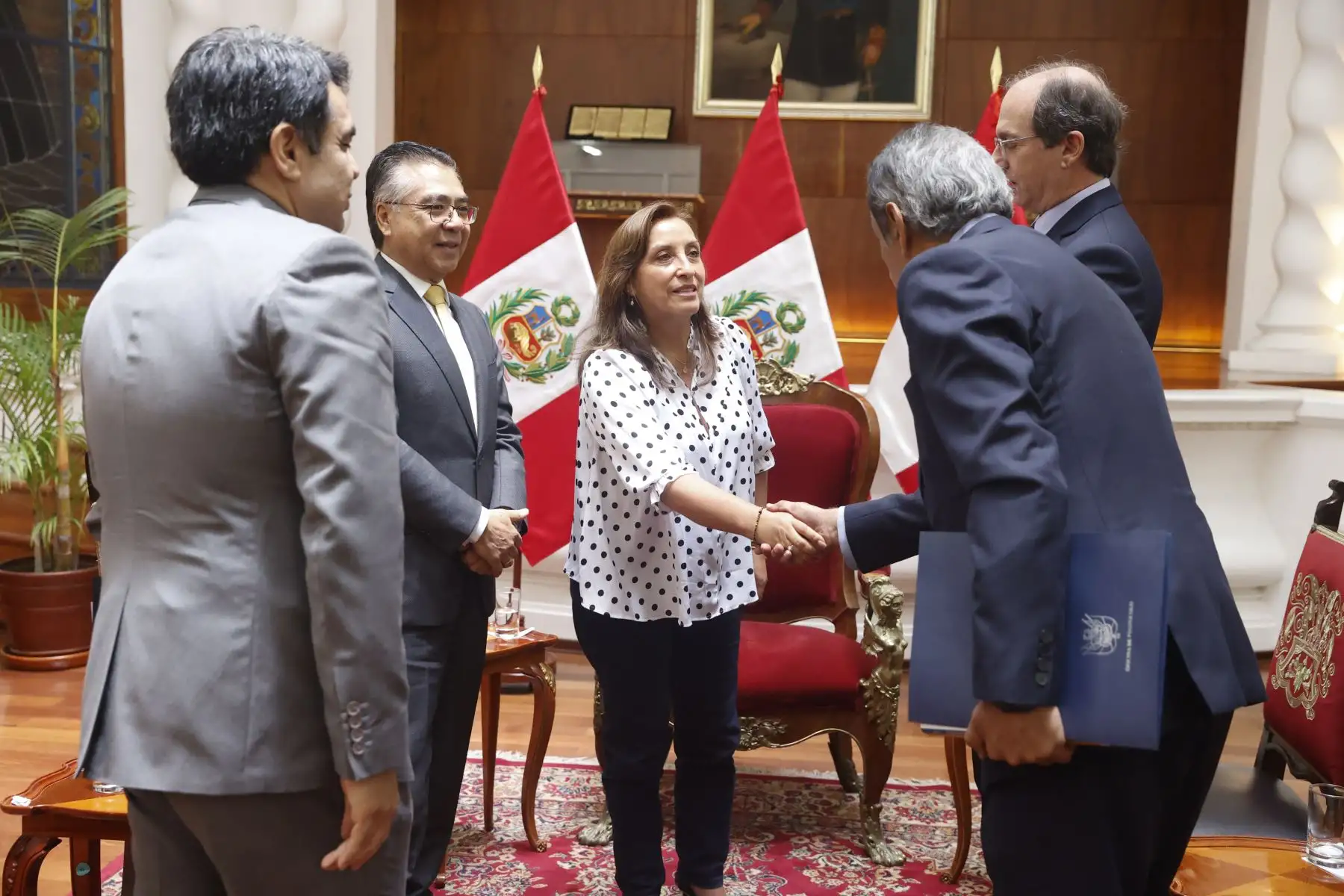 La presidenta Dina Boluarte sostuvo hoy una reunión con representantes de la Sociedad Nacional de Industrias (SNI), con quienes dialogó sobre la importancia de un pacto social para impulsar el desarrollo del país.El encuentro se llevó a cabo en Palacio de Gobierno, donde la mandataria recibió a la delegación visitante liderada por su titular, Jesús Salazar Nishi.
Foto:ANDINA/Presidencia Perú