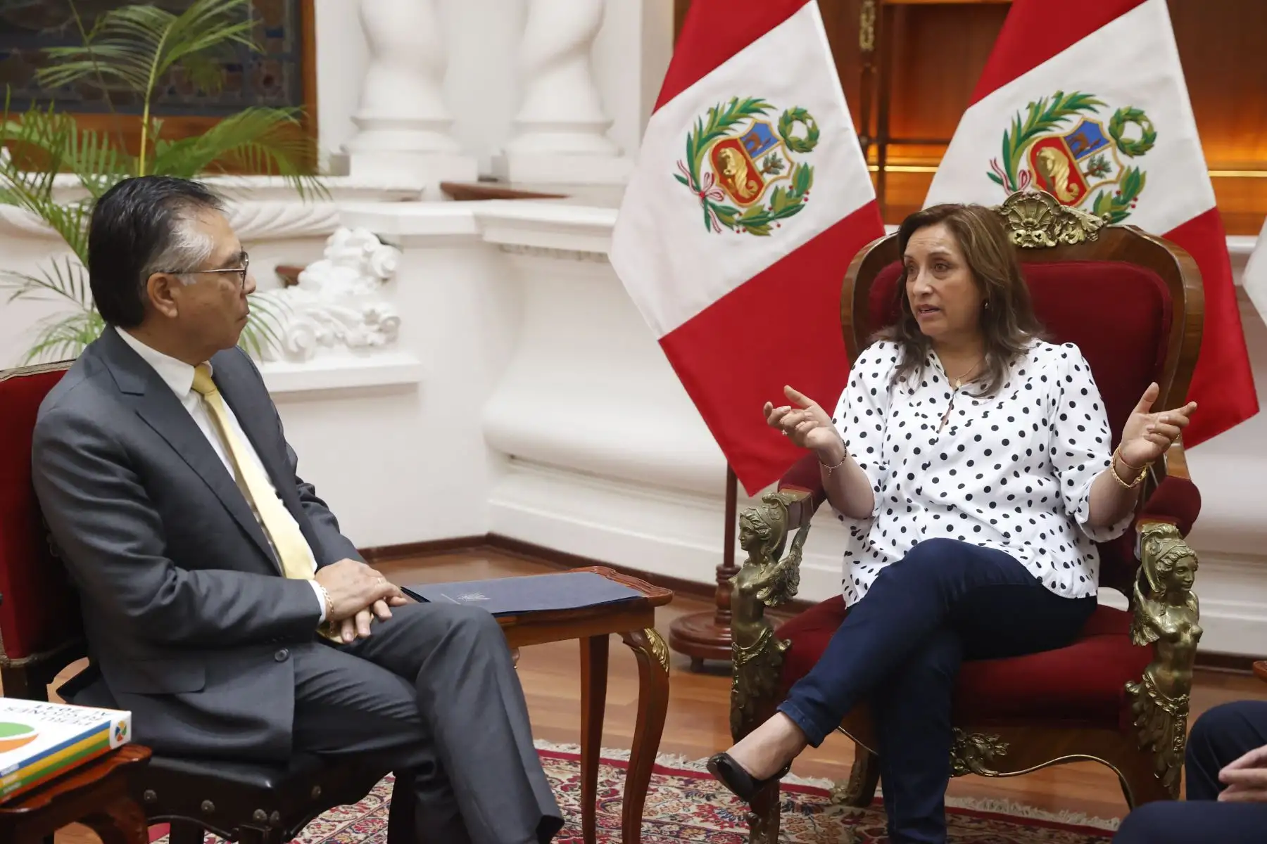 La presidenta Dina Boluarte sostuvo hoy una reunión con representantes de la Sociedad Nacional de Industrias (SNI), con quienes dialogó sobre la importancia de un pacto social para impulsar el desarrollo del país.El encuentro se llevó a cabo en Palacio de Gobierno, donde la mandataria recibió a la delegación visitante liderada por su titular, Jesús Salazar Nishi.
Foto:ANDINA/Presidencia Perú