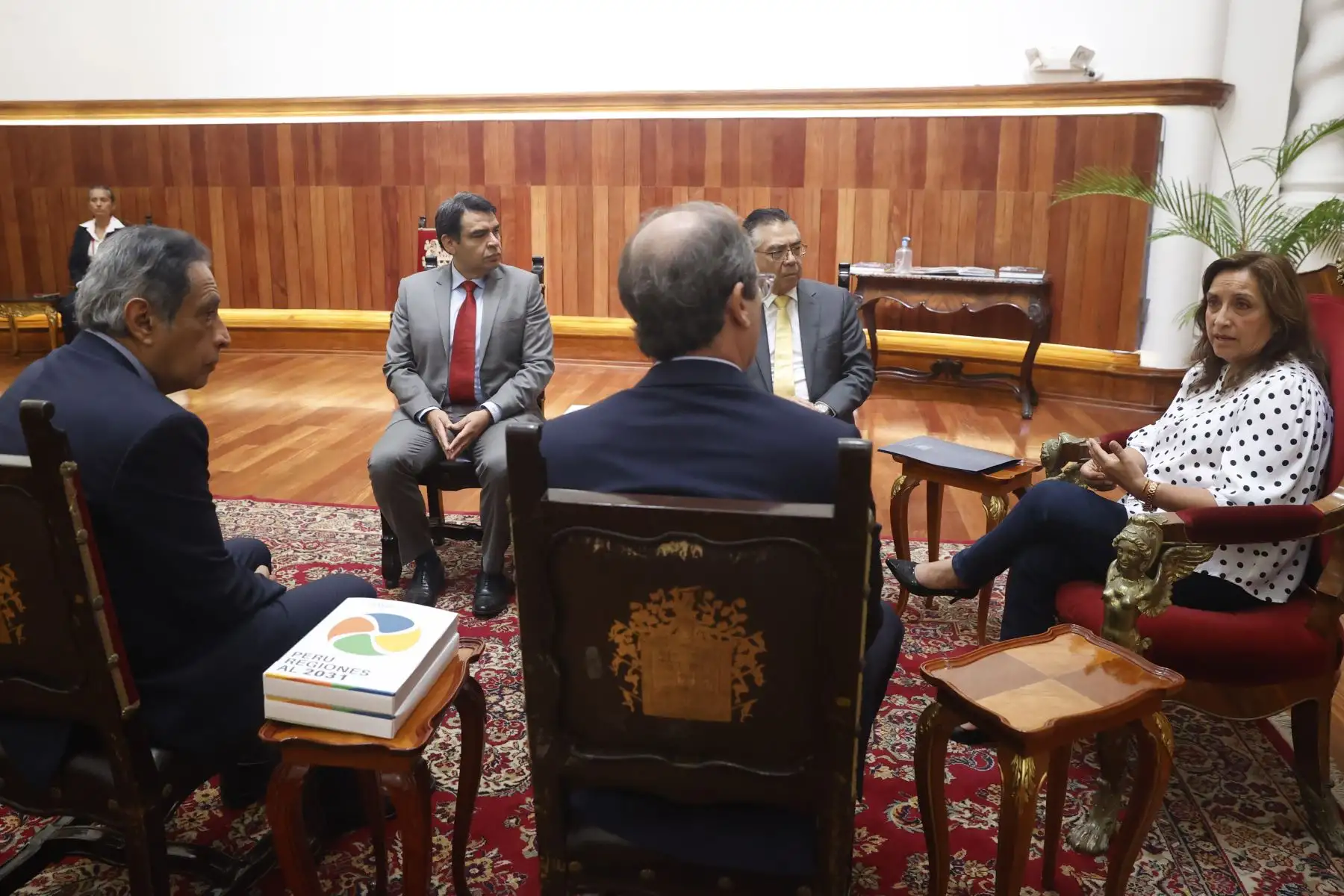 La presidenta Dina Boluarte sostuvo hoy una reunión con representantes de la Sociedad Nacional de Industrias (SNI), con quienes dialogó sobre la importancia de un pacto social para impulsar el desarrollo del país.El encuentro se llevó a cabo en Palacio de Gobierno, donde la mandataria recibió a la delegación visitante liderada por su titular, Jesús Salazar Nishi.
Foto:ANDINA/Presidencia Perú
