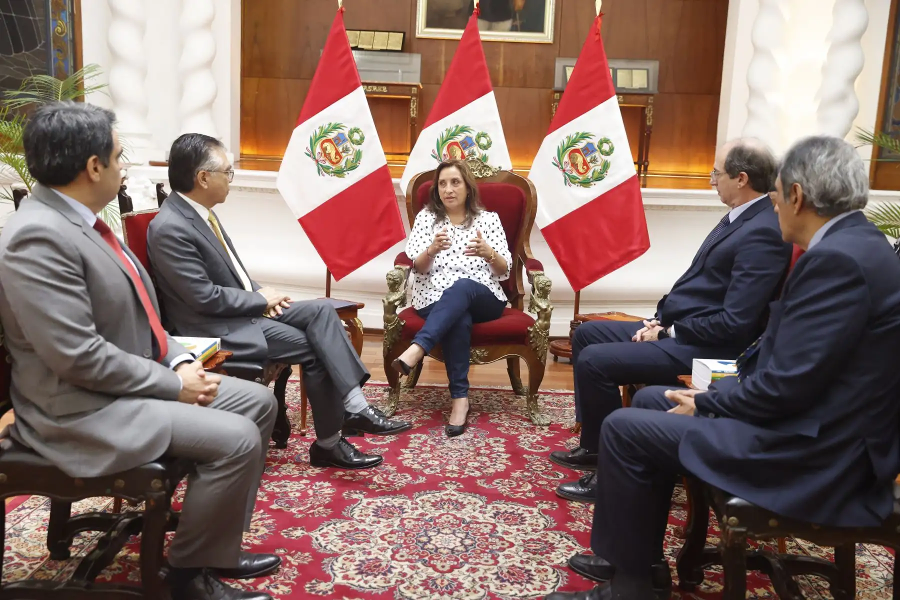 La presidenta Dina Boluarte sostuvo hoy una reunión con representantes de la Sociedad Nacional de Industrias (SNI), con quienes dialogó sobre la importancia de un pacto social para impulsar el desarrollo del país.El encuentro se llevó a cabo en Palacio de Gobierno, donde la mandataria recibió a la delegación visitante liderada por su titular, Jesús Salazar Nishi.
Foto:ANDINA/Presidencia Perú