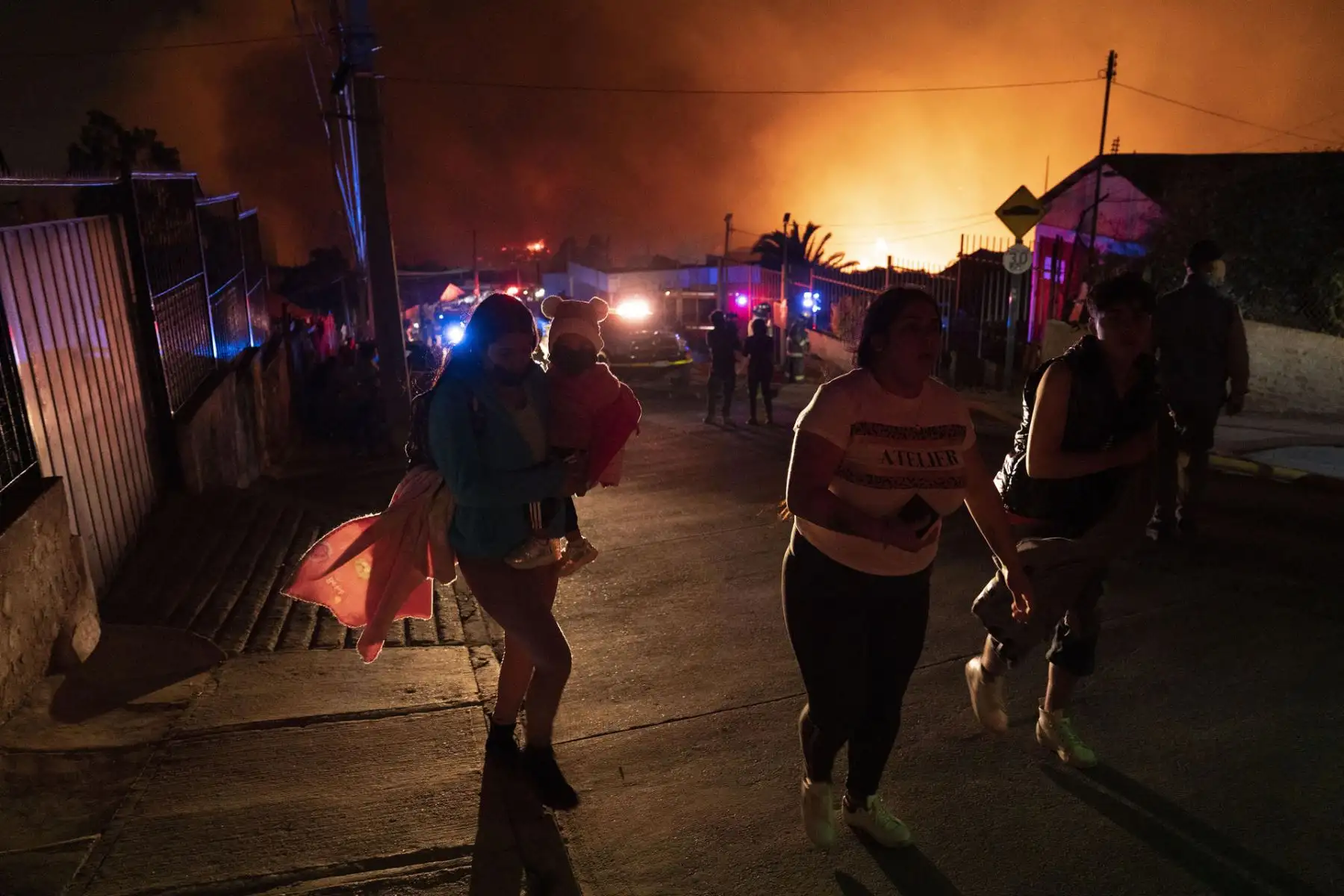 Habitantes del cerro Auroraun evacuan sus viviendas por el peligro de un incendio hoy, en el cerro Forestal de Viña del Mar, Chile. 
Foto: EFE