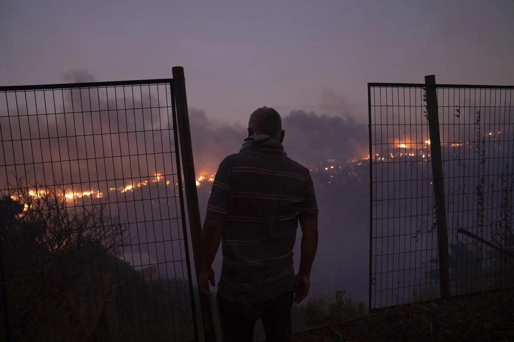 Un habitante del cerro Aurora observa un incendio hoy, en el cerro Forestal de Viña del Mar, Chile. 
Foto: EFE