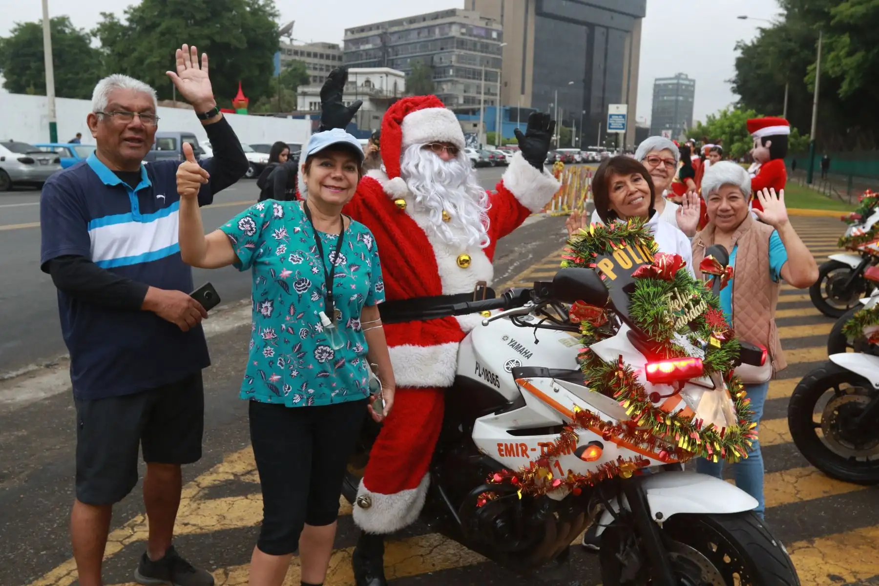 La Policia Nacional del Perú a través de la Dirección de Tránsito, Transporte y Seguridad Vial presentó el "Show Navideño de las Mamanoelas Motorizadas" el cual busca sembrar sonrisas en los rostros de los más pequeños a conmemoración de las fiestas de fin de año.
Foto: ANDINA/Héctor Vinces