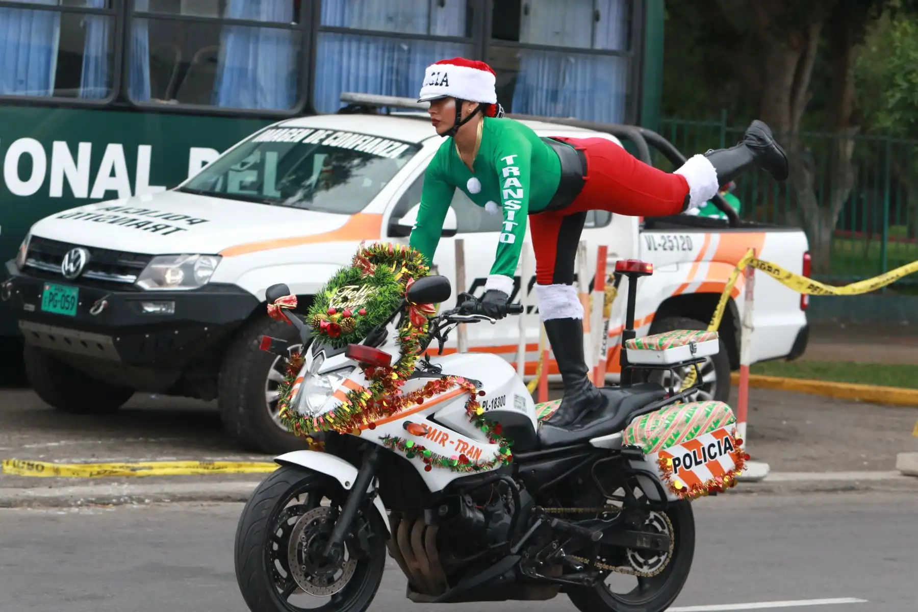 El Show cuenta con la presentación de las Mamanoelas en moto, las cuales hacen gala de destreza con maniobras preparadas especialmente para el público, así como canciones y juegos.
Foto: ANDINA/Héctor Vinces