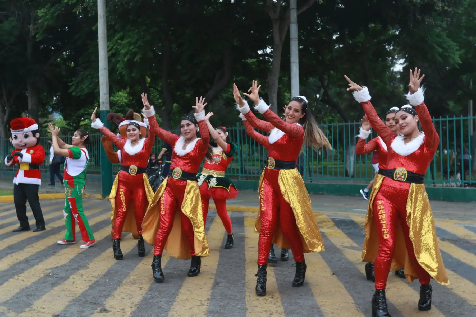 El Show cuenta con la presentación de las Mamanoelas en moto, las cuales hacen gala de destreza con maniobras preparadas especialmente para el público, así como canciones y juegos.
Foto: ANDINA/Héctor Vinces