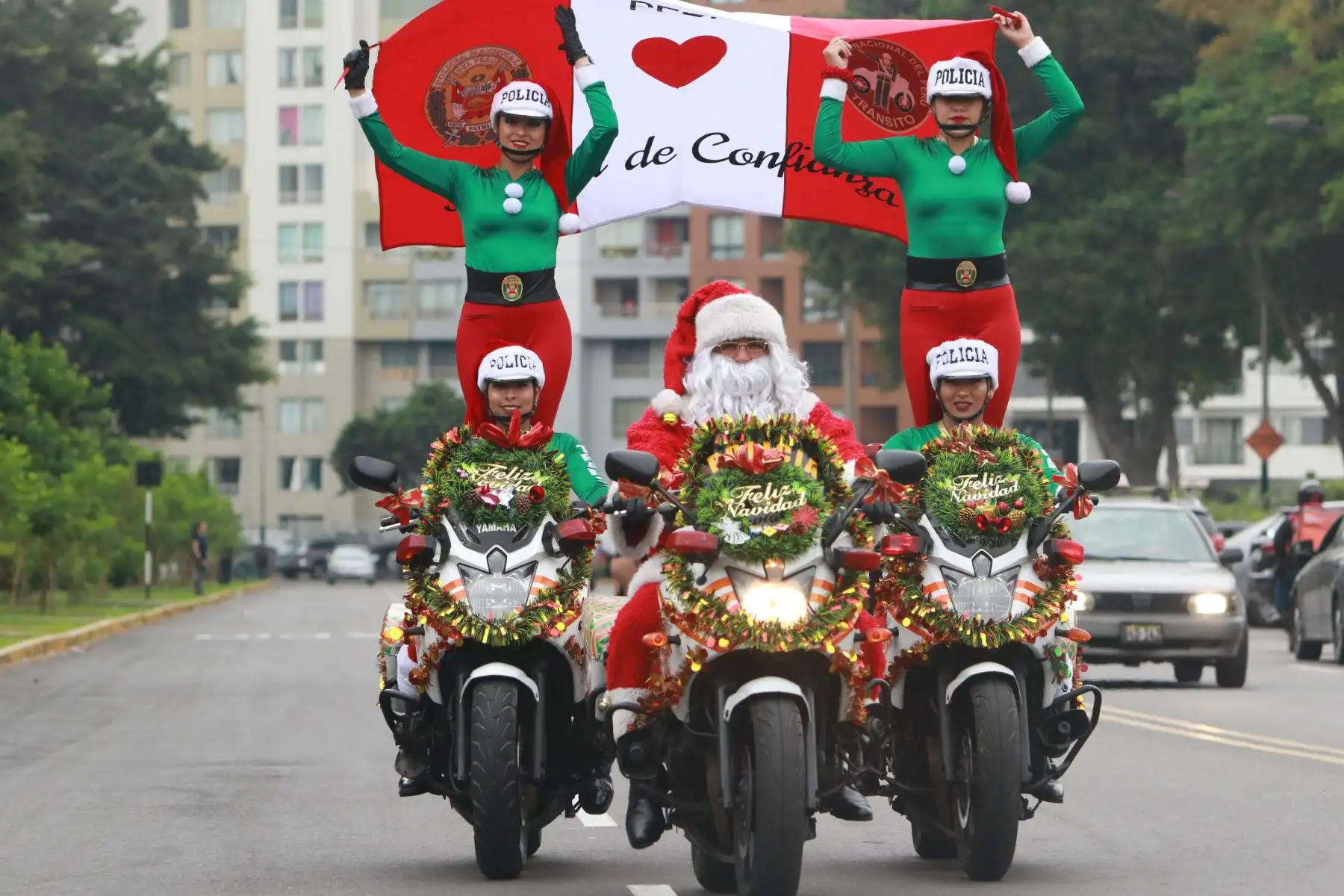 La Policia Nacional del Perú a través de la Dirección de Tránsito, Transporte y Seguridad Vial presentó el "Show Navideño de las Mamanoelas Motorizadas" el cual busca sembrar sonrisas en los rostros de los más pequeños a conmemoración de las fiestas de fin de año.
Foto: ANDINA/Héctor Vinces