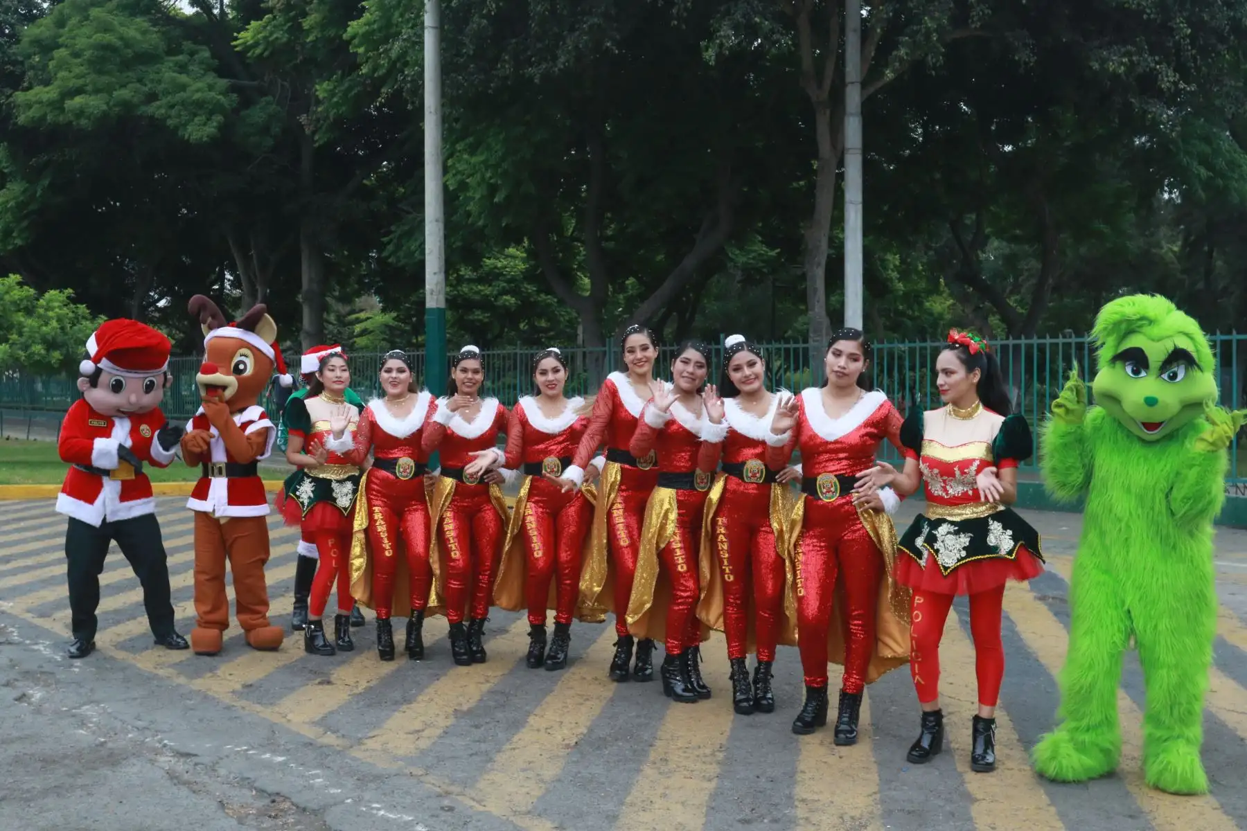 La Policia Nacional del Perú a través de la Dirección de Tránsito, Transporte y Seguridad Vial presentó el "Show Navideño de las Mamanoelas Motorizadas" el cual busca sembrar sonrisas en los rostros de los más pequeños a conmemoración de las fiestas de fin de año.
Foto: ANDINA/Héctor Vinces