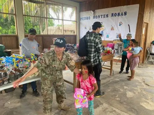 Navidad en Purús. Programa Alas de Esperanza de la FAP entregó regalos para niños y donaciones a familias de comunidades indígenas de la provincia de Purús, región Ucayali. ANDINA/Difusión