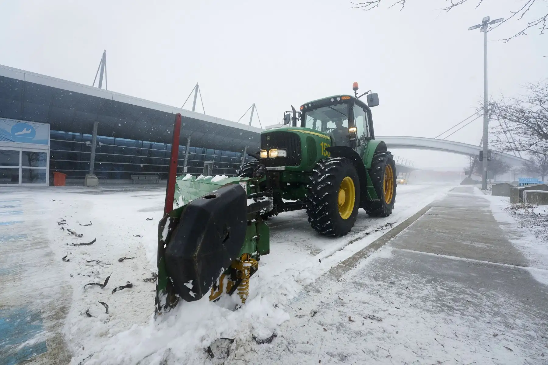 Un tractor limpia la nieve en el Aeropuerto Internacional de Londres durante la gran tormenta invernal en Londres, Ontario, Canadá, el 23 de diciembre de 2022.
Foto: AFP
