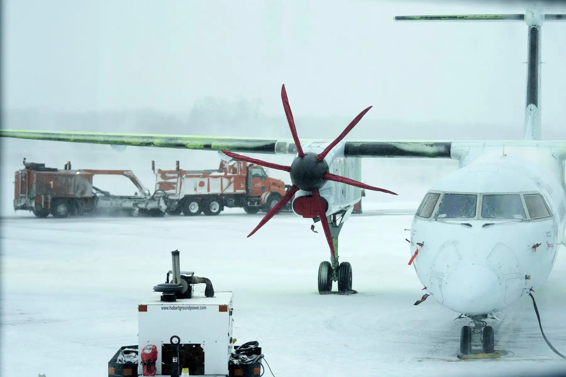 Un avión de Air Canada en la plataforma del Aeropuerto Internacional de Londres mientras las tripulaciones trabajan para mantener las pistas despejadas durante la gran tormenta de invierno en Londres, Ontario, Canadá, el 23 de diciembre de 2022. 
Foto: AFP