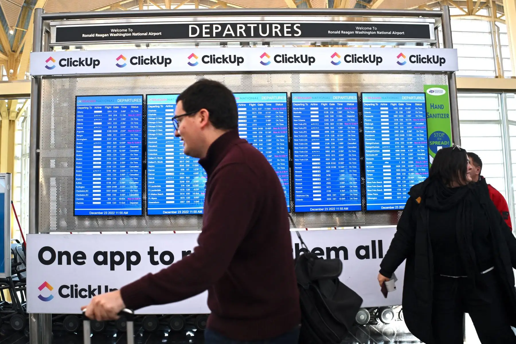 Los viajeros pasan frente a un tablero de información que muestra cancelaciones de vuelos y retrasos en el aeropuerto Reagan National durante la tormenta de invierno antes de las vacaciones de Navidad, en Arlington, Virginia, el 23 de diciembre de 2022.
Foto: AFP