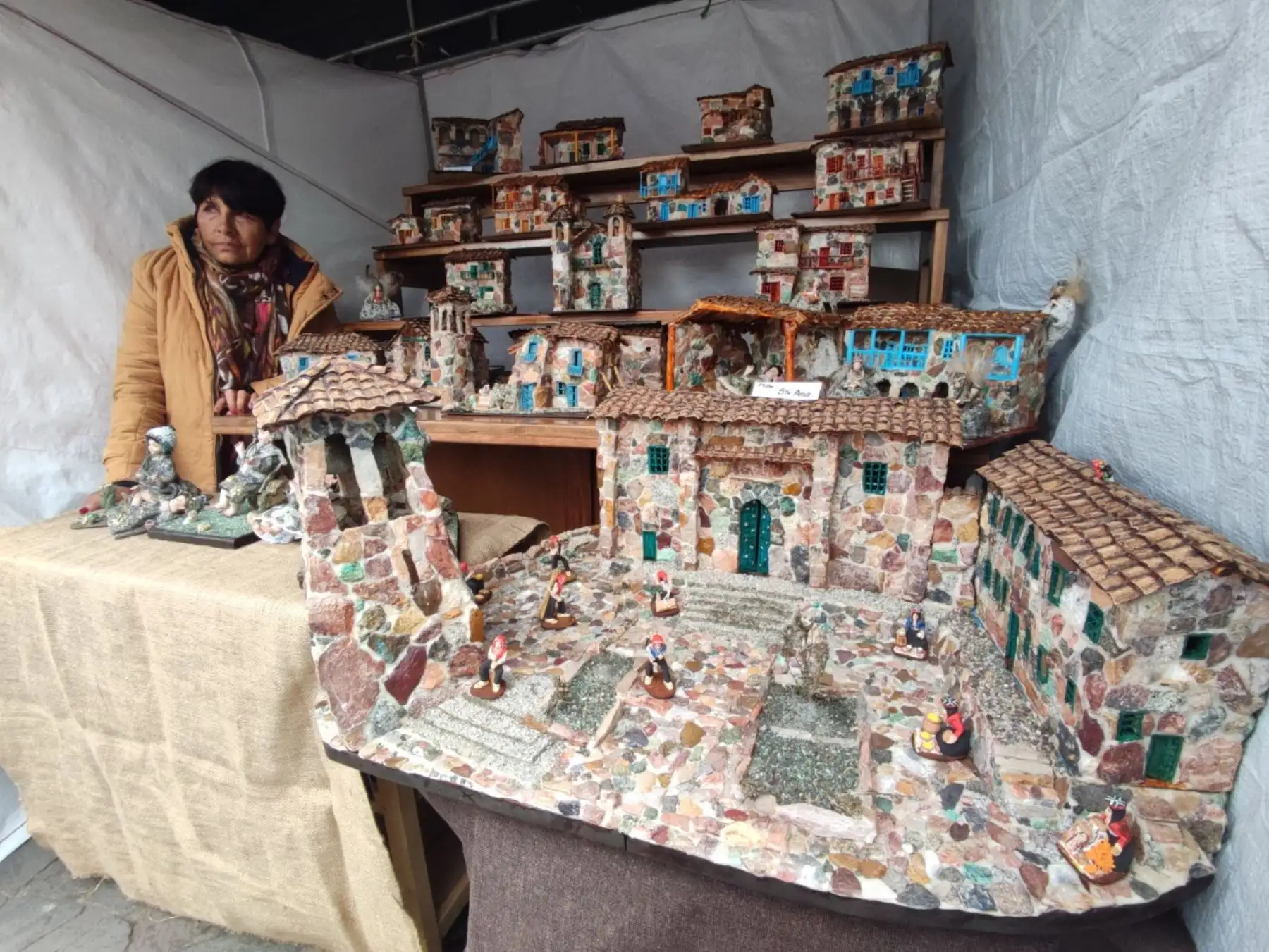 Maquetas en miniatura de la ciudad imperial, elaborados por artesanos cusqueños, causan sensación en la feria Santurantikuy 2022 que se desarrolla en la plaza de Armas de Cusco. ANDINA/Percy Hurtado Santillán