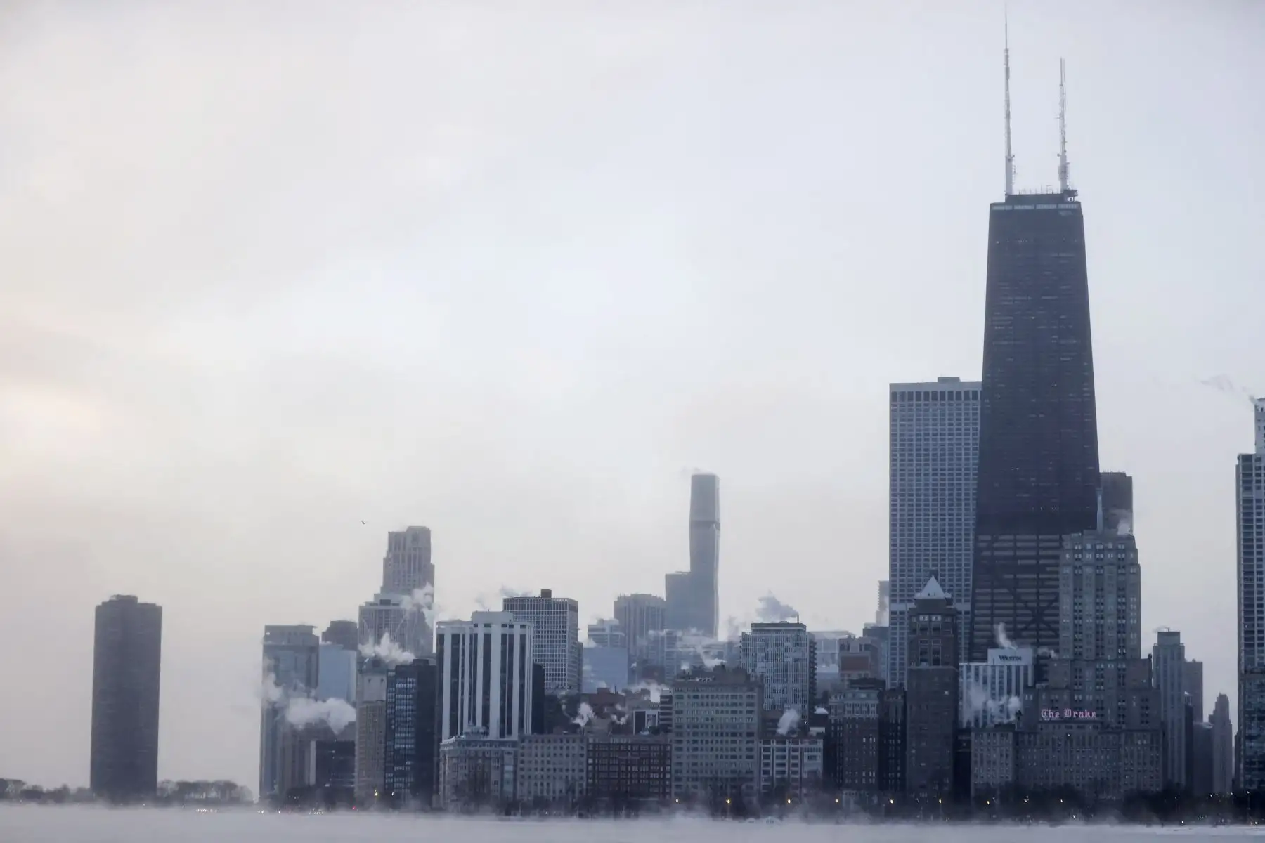 La niebla se eleva desde Chicago y el lago Michigan al amanecer del 23 de diciembre de 2022, donde las temperaturas alcanzaron los -6F (-21C), durante la tormenta invernal. 
Foto: AFP