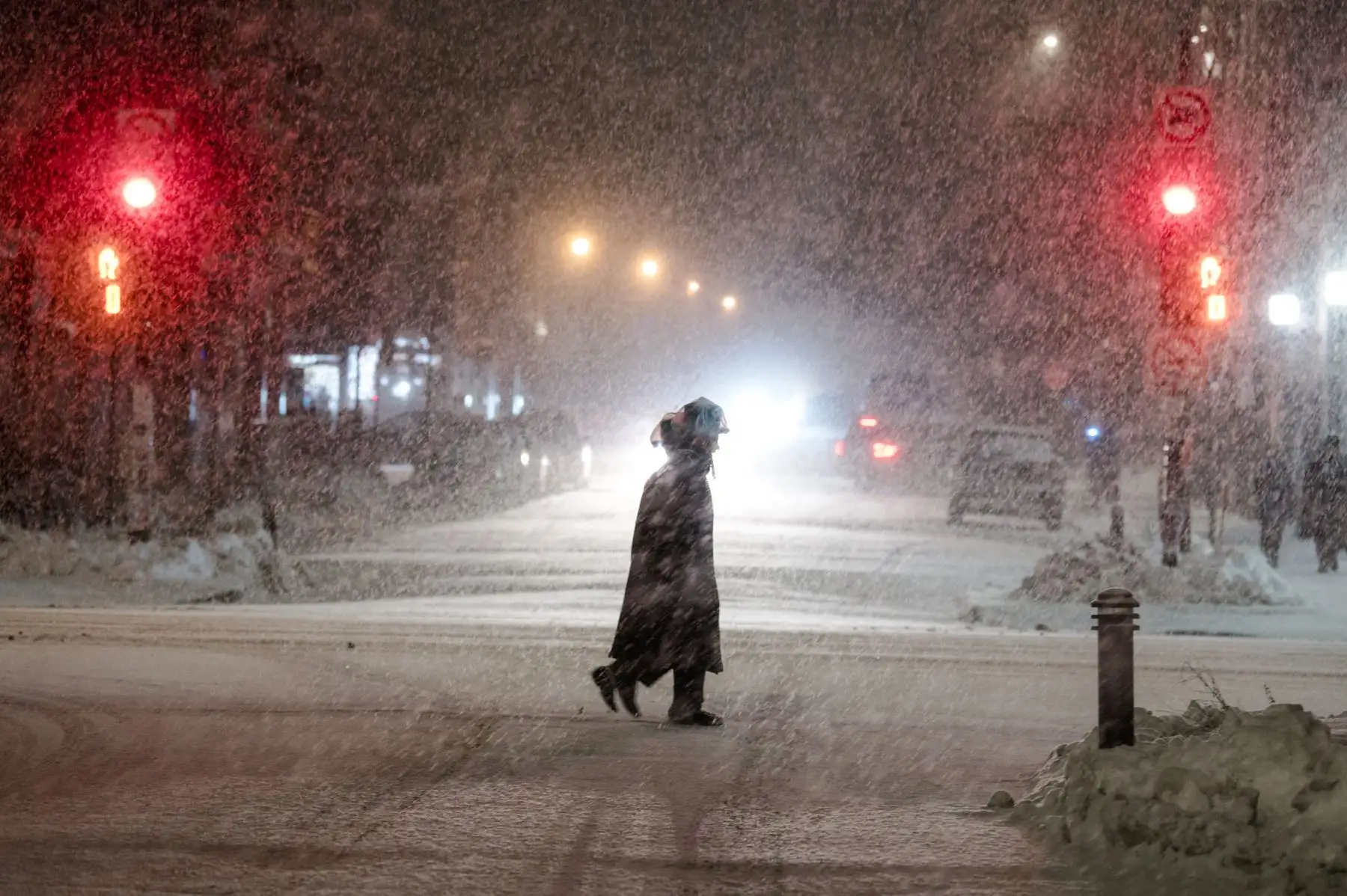 La gente cruza una calle en Mile End, un distrito de Montreal, Quebec, Canadá, mientras cae la nieve el 22 de diciembre de 2022. 
Foto: AFP