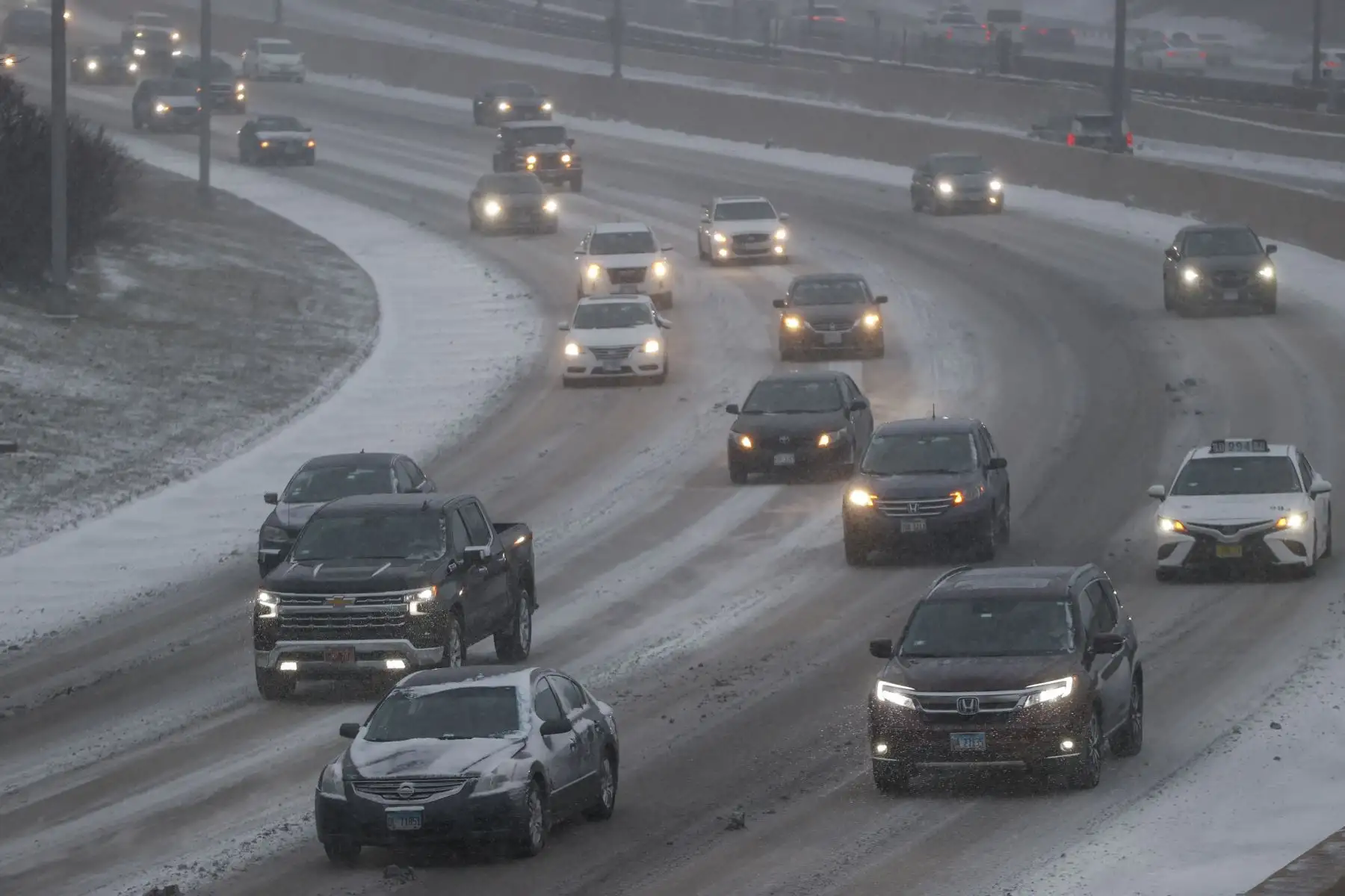 Los vehículos se mueven en la autopista 1-90 Kennedy durante la tormenta de invierno antes de las vacaciones de Navidad, en Chicago el 22 de diciembre de 2022. 
Foto: AFP
