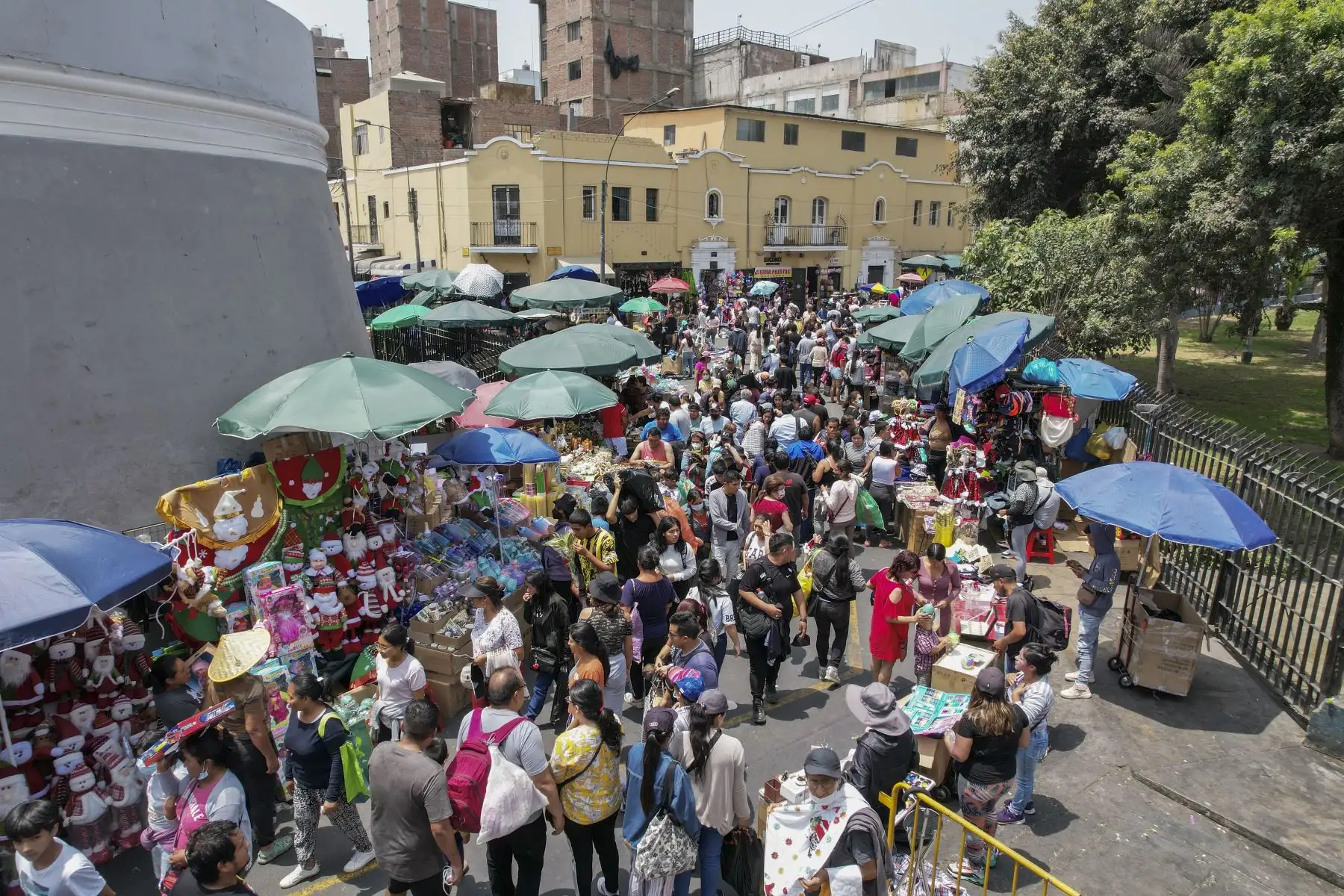 A pocas horas de la Navidad, así luce el Mercado Central, hasta donde llegan cientos de personas para realizar sus compras navideñas y de fin de año.
Foto: ANDINA/Ricardo Cuba