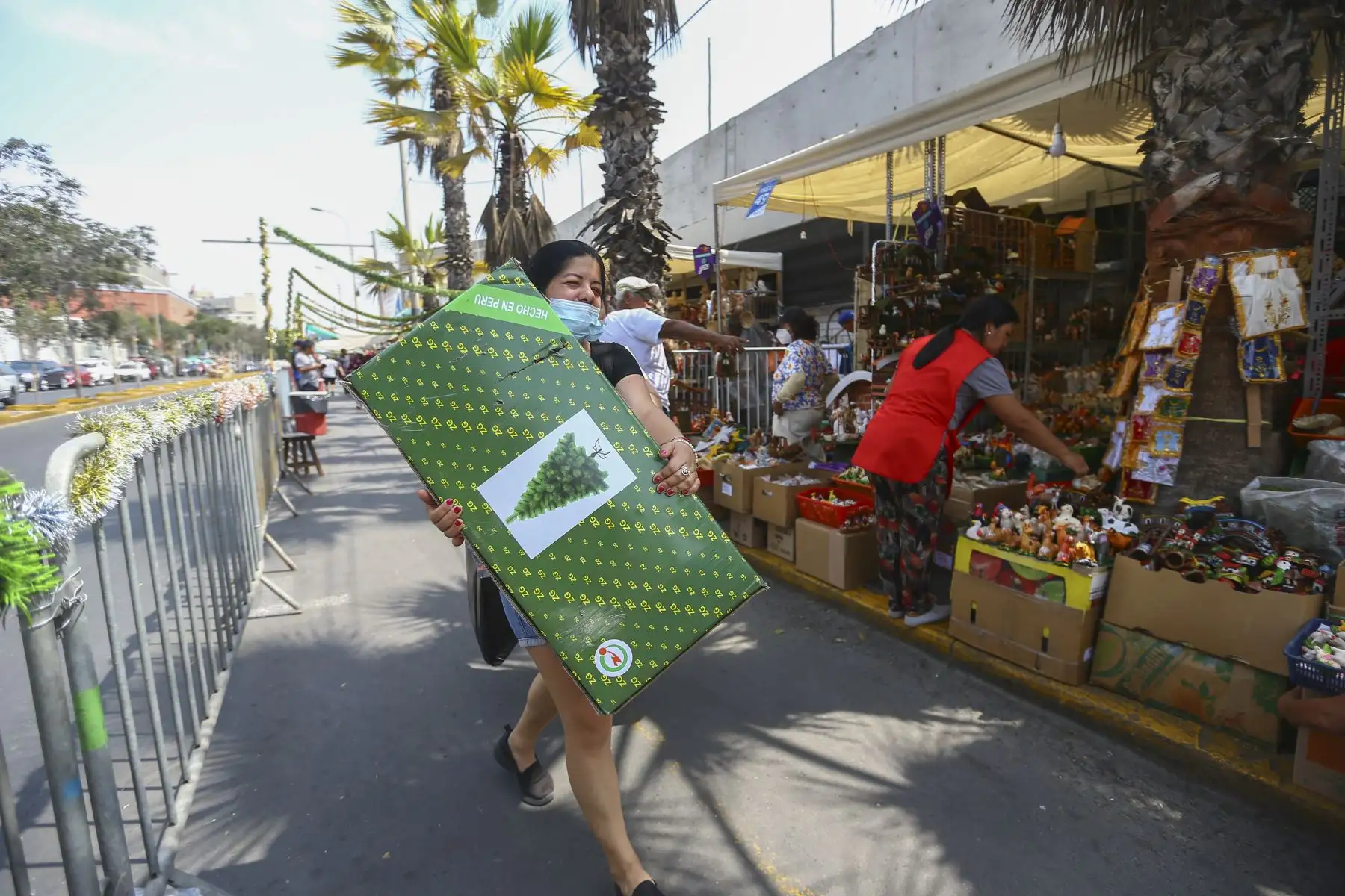 A pocas horas de la Navidad, así luce el Mercado Central, hasta donde llegan cientos de personas para realizar sus compras navideñas y de fin de año.
Foto: ANDINA/Ricardo Cuba