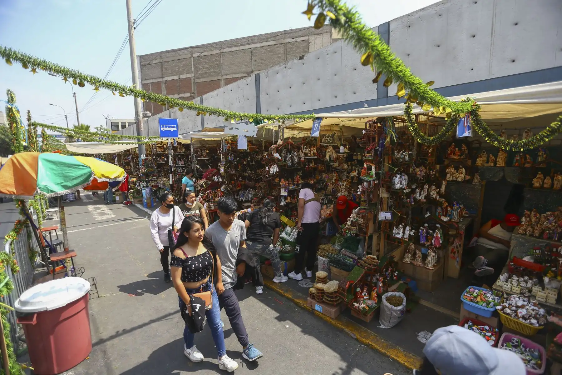 A pocas horas de la Navidad, así luce el Mercado Central, hasta donde llegan cientos de personas para realizar sus compras navideñas y de fin de año.
Foto: ANDINA/Ricardo Cuba