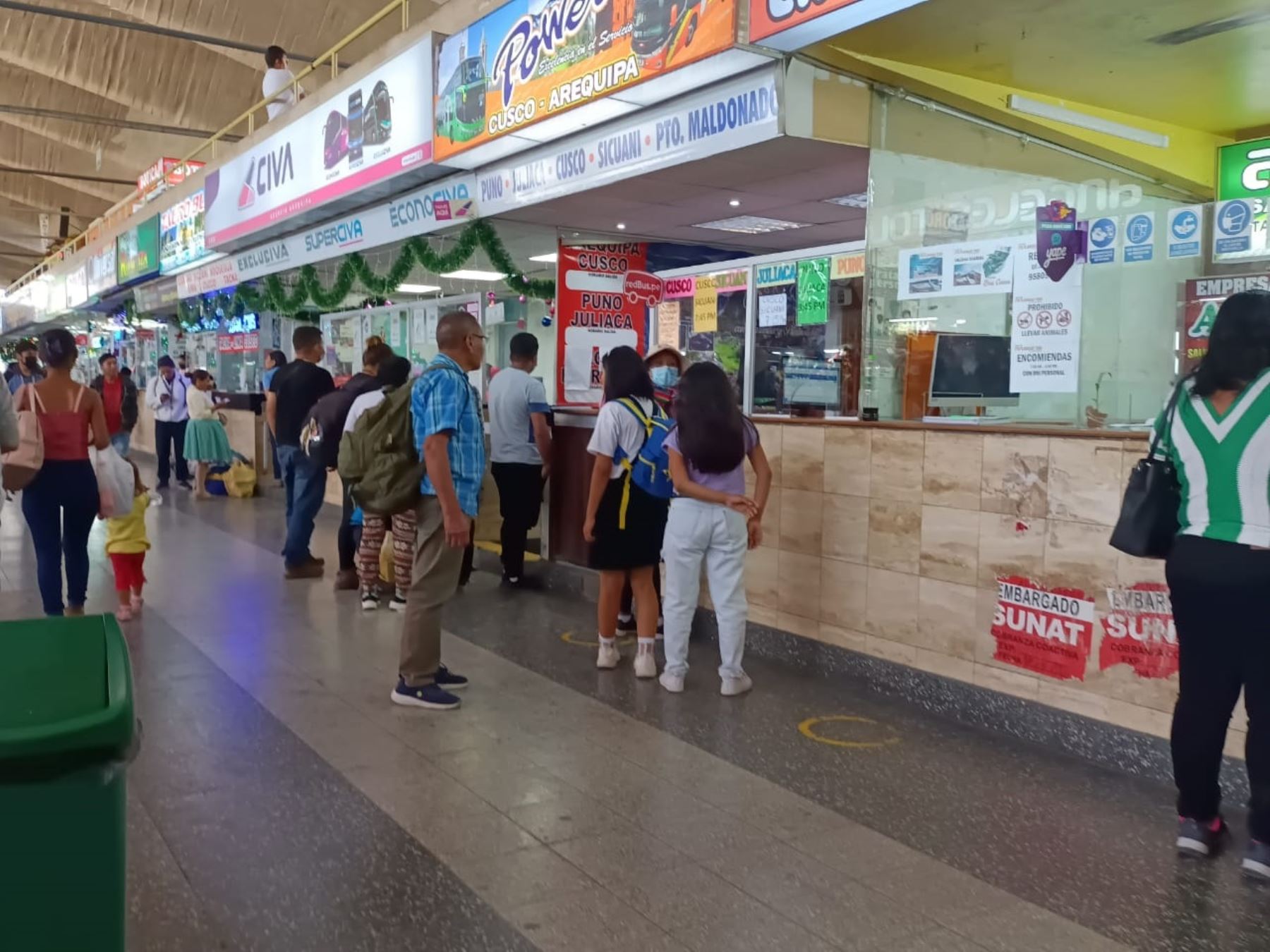 Viajeros preguntan por pasajes en terminal terrestre interprovincial. Cortesía