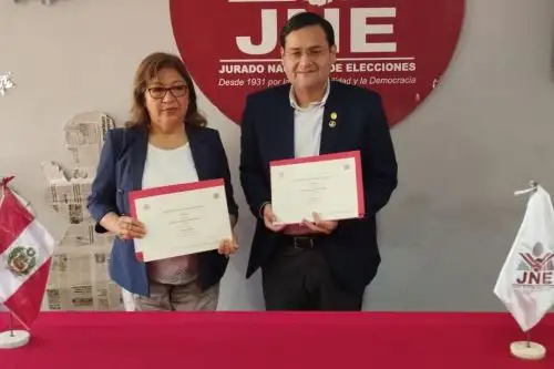 Flor Saavedra López y Jorge Luis Pérez Flores recibieron las credenciales como vicegobernadora y gobernador de Lambayeque, respectivamente.